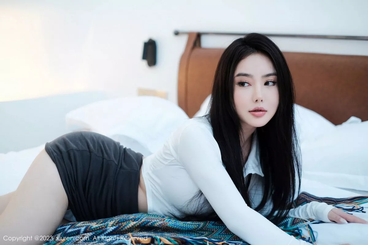 秀人集.com_[XiuRen秀人网]No.6553_女神Manuela玛鲁娜性感白T配灰色短裙秀浑圆翘臀迷人诱惑写真42P