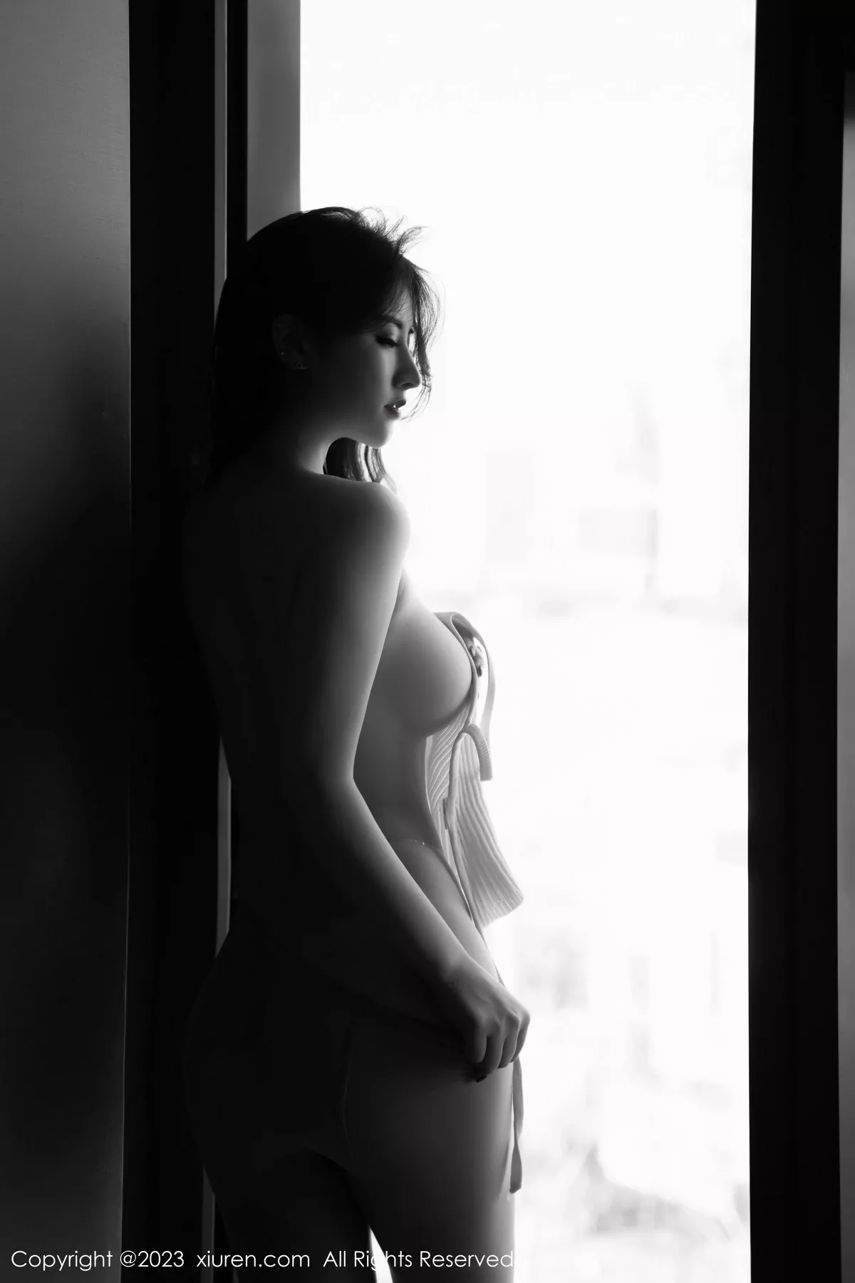 秀人集.com_[XiuRen秀人网]No.6568_模特诗诗kiki白色上衣配黑皮短裙露超薄肉丝秀惹火身材诱惑写真57P