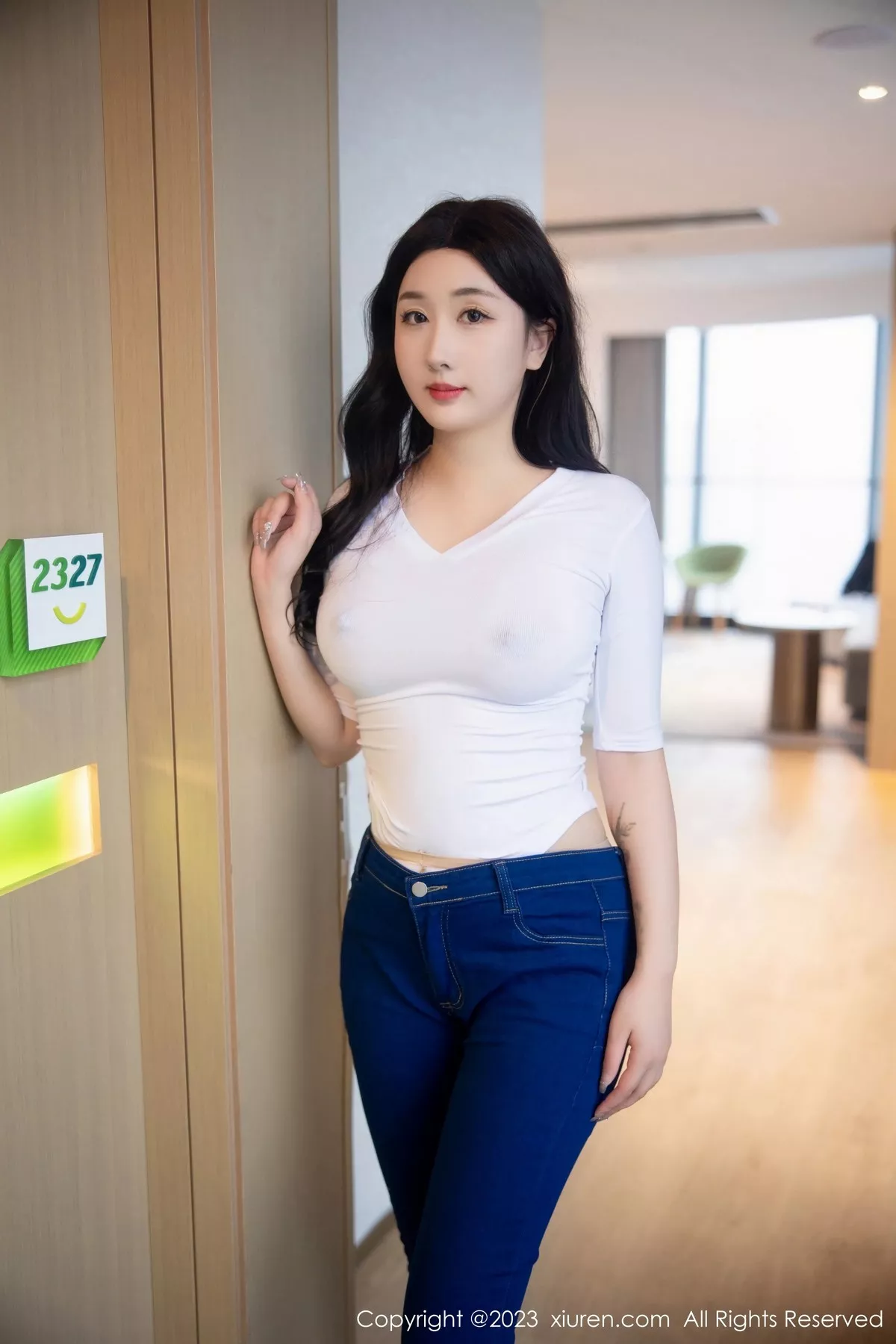 秀人集.com_[XiuRen秀人网]No.6570_模特江真真白色上衣配牛仔裤露超薄无内肉丝秀翘臀诱惑写真83P