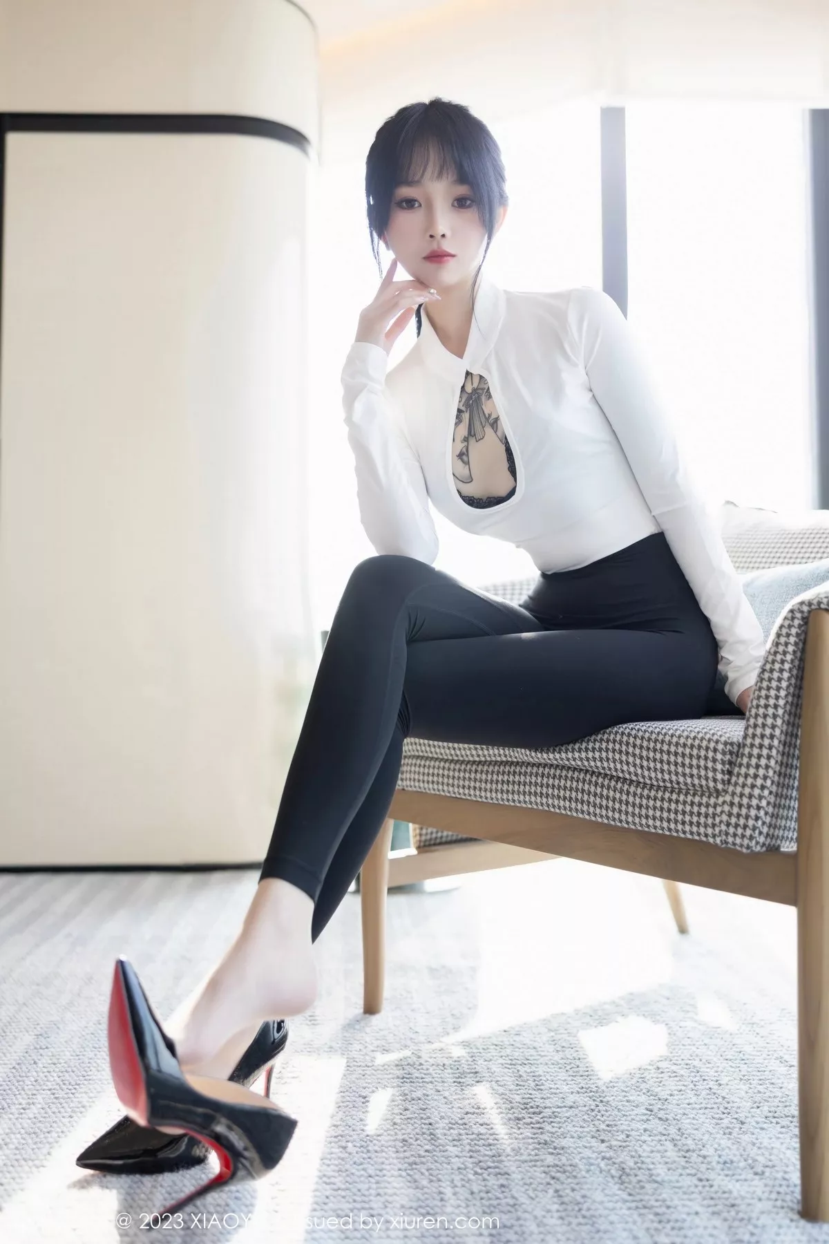 秀人集.com_[XiaoYu画语界]Vol.1006_模特奶瓶黑色连身短裙+性感蓝色蕾丝内衣秀曼妙身姿诱惑写真103P