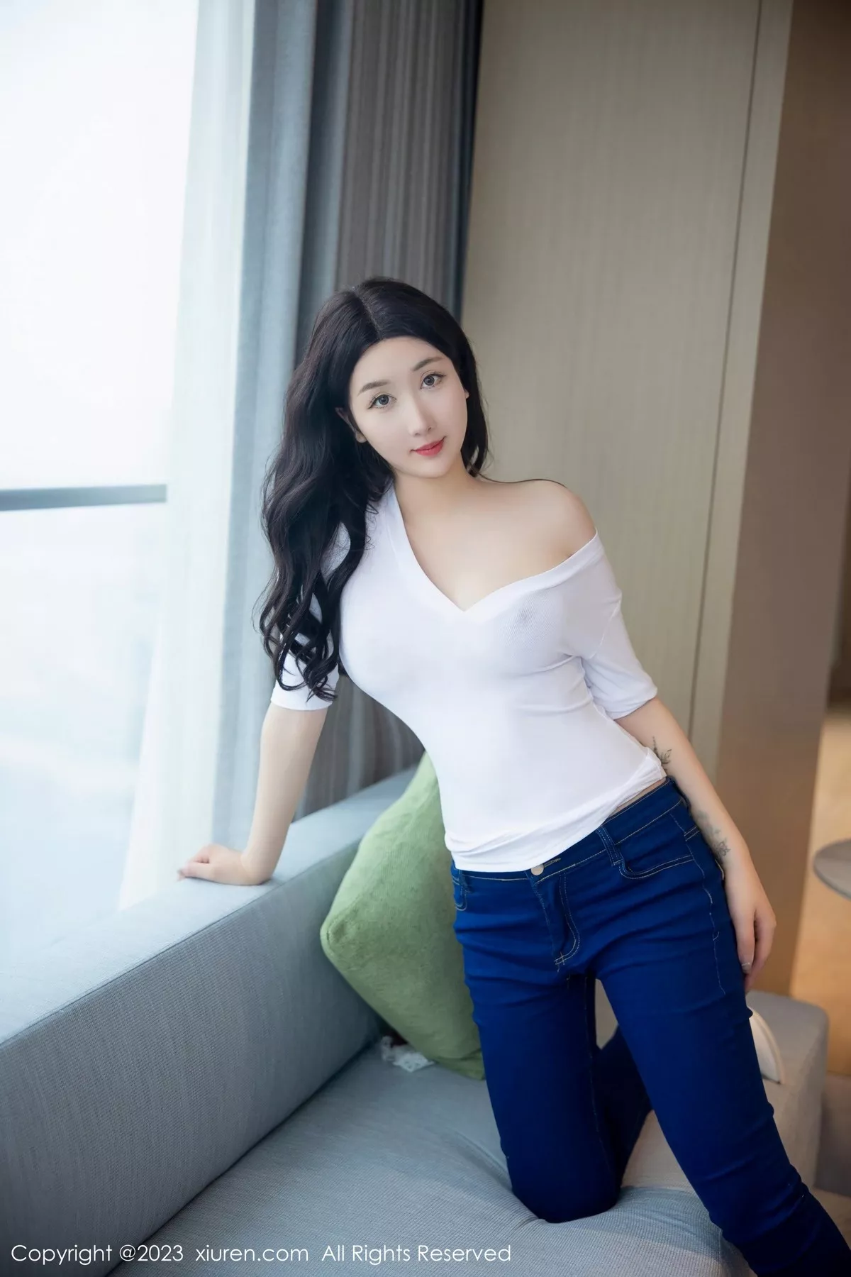 秀人集.com_[XiuRen秀人网]No.6570_模特江真真白色上衣配牛仔裤露超薄无内肉丝秀翘臀诱惑写真83P