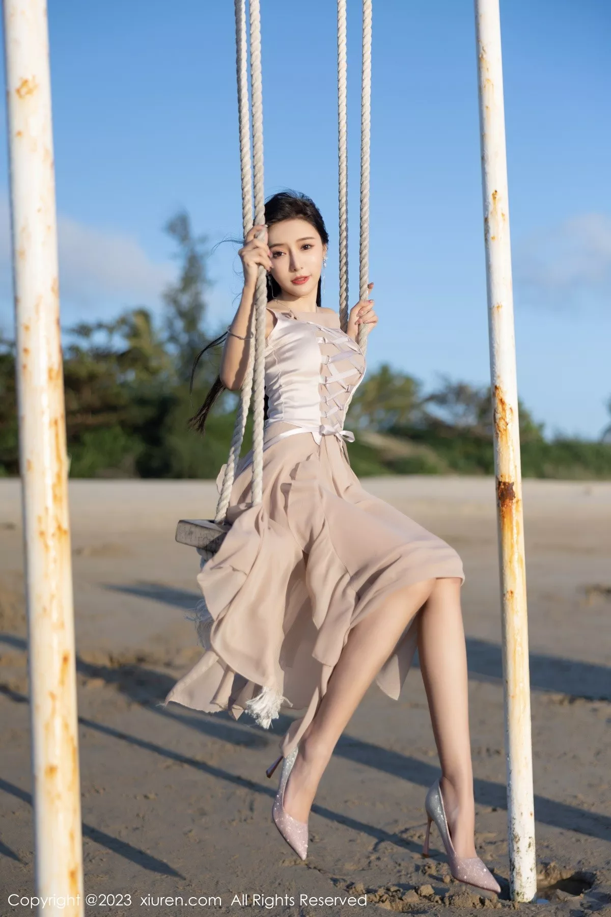 秀人集.com_[XiuRen秀人网]No.6581_女神王馨瑶yanni浅暖吊带长裙配肉色蕾丝袜秀完美身材诱惑写真82P