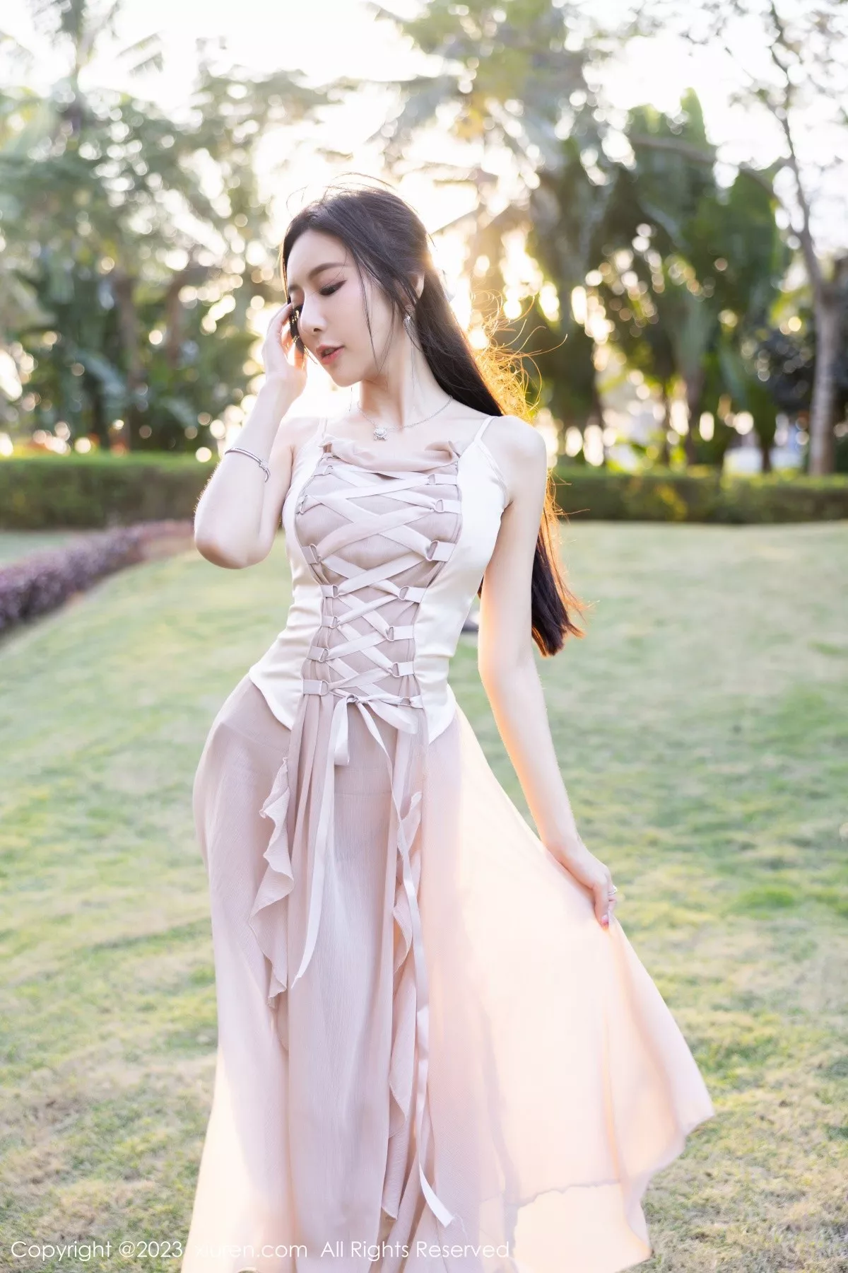 秀人集.com_[XiuRen秀人网]No.6581_女神王馨瑶yanni浅暖吊带长裙配肉色蕾丝袜秀完美身材诱惑写真82P