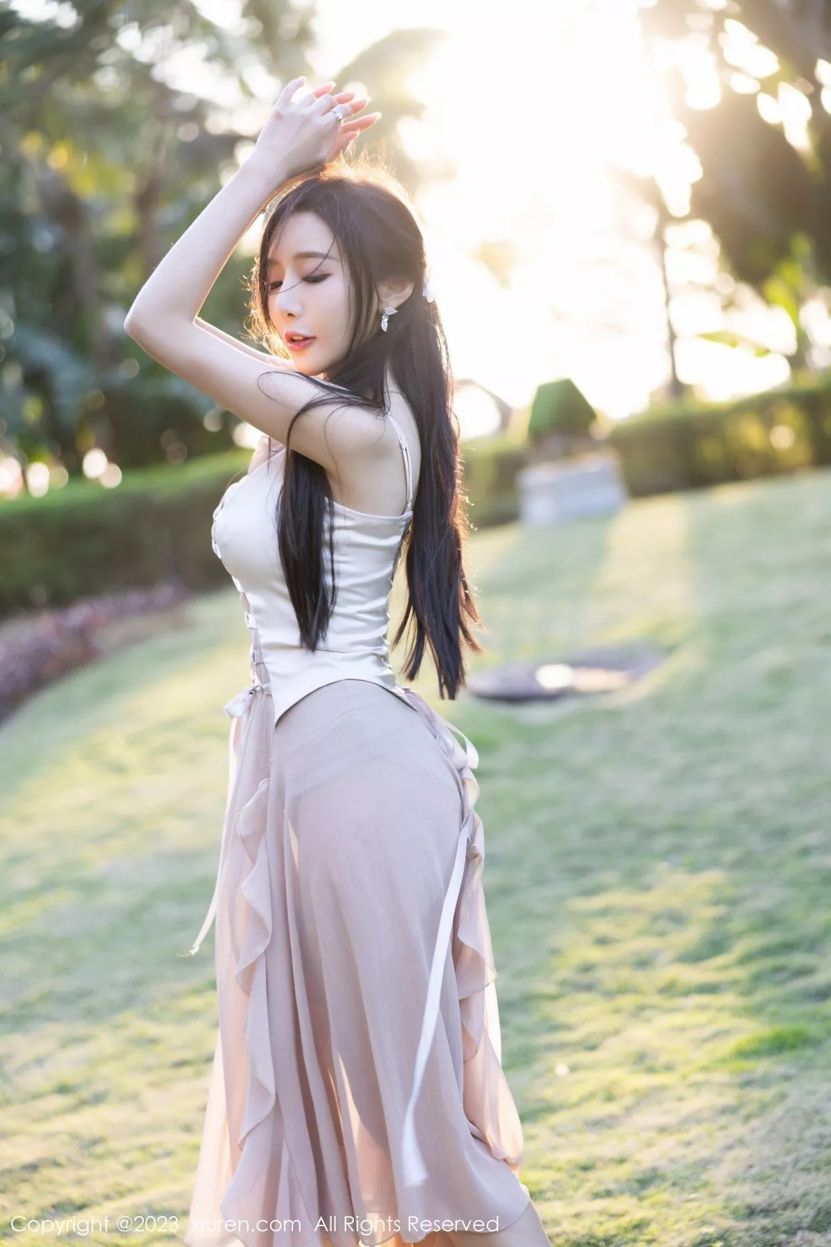 秀人集.com_[XiuRen秀人网]No.6581_女神王馨瑶yanni浅暖吊带长裙配肉色蕾丝袜秀完美身材诱惑写真82P