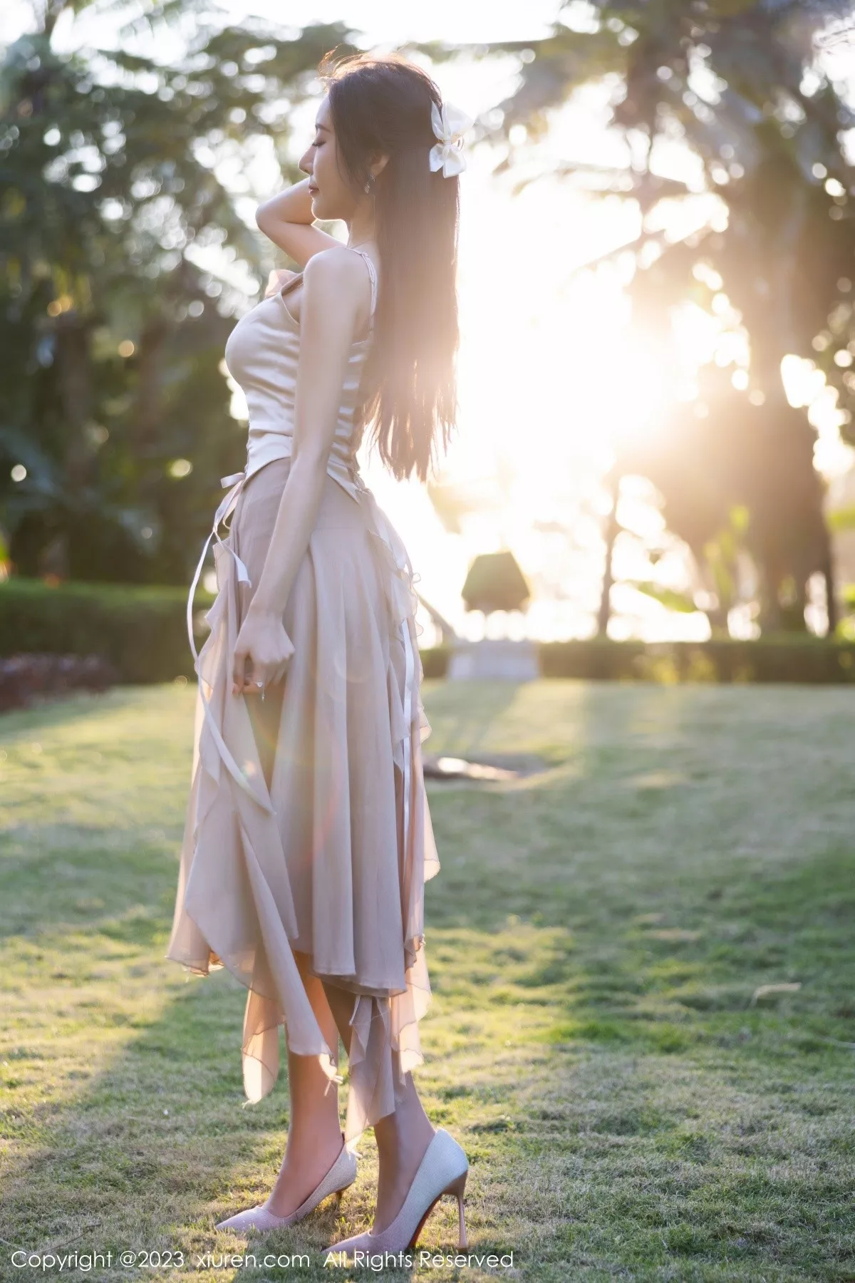 秀人集.com_[XiuRen秀人网]No.6581_女神王馨瑶yanni浅暖吊带长裙配肉色蕾丝袜秀完美身材诱惑写真82P