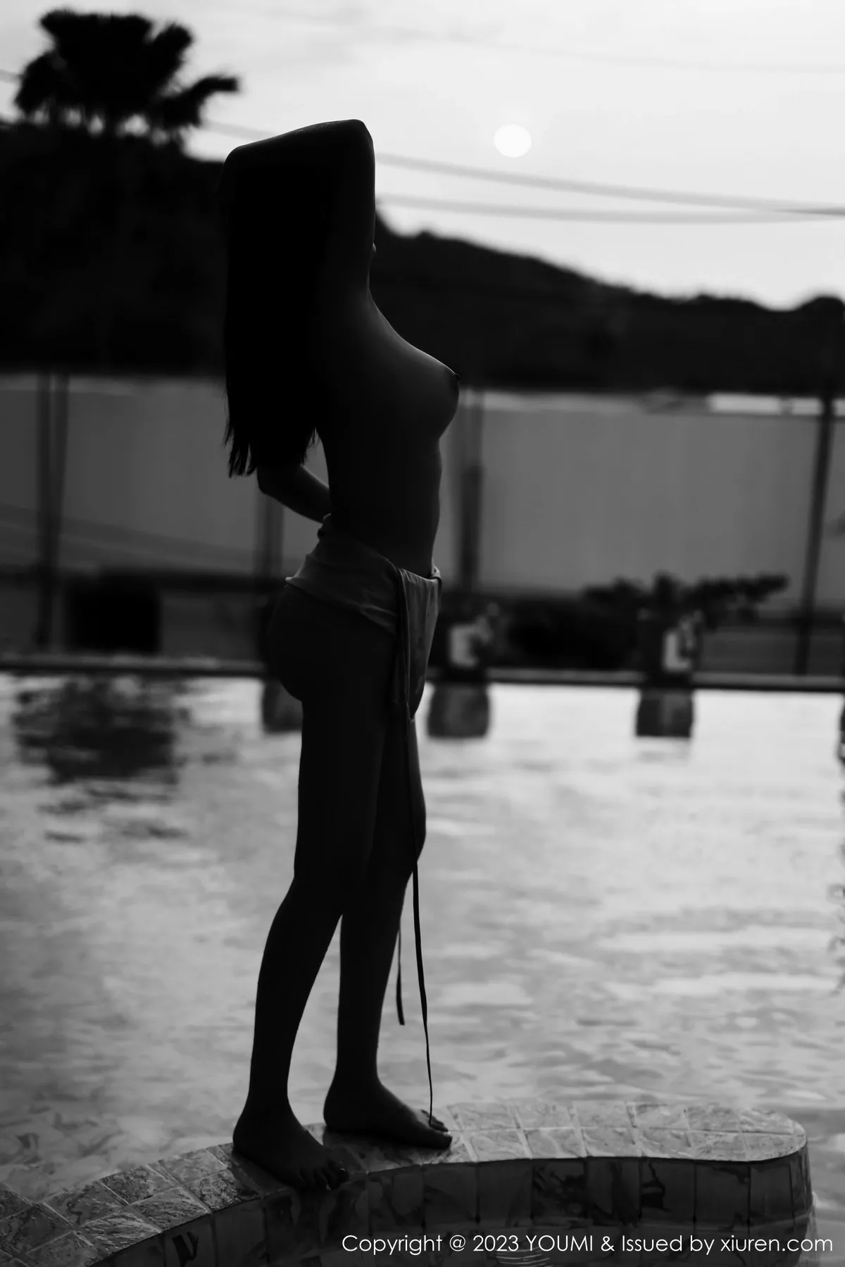 秀人集.com_[YouMi尤蜜荟]Vol.927_模特夏沫沫tifa性感浅色吊带短裙露黑丝吊袜秀曼妙身姿诱惑写真65P