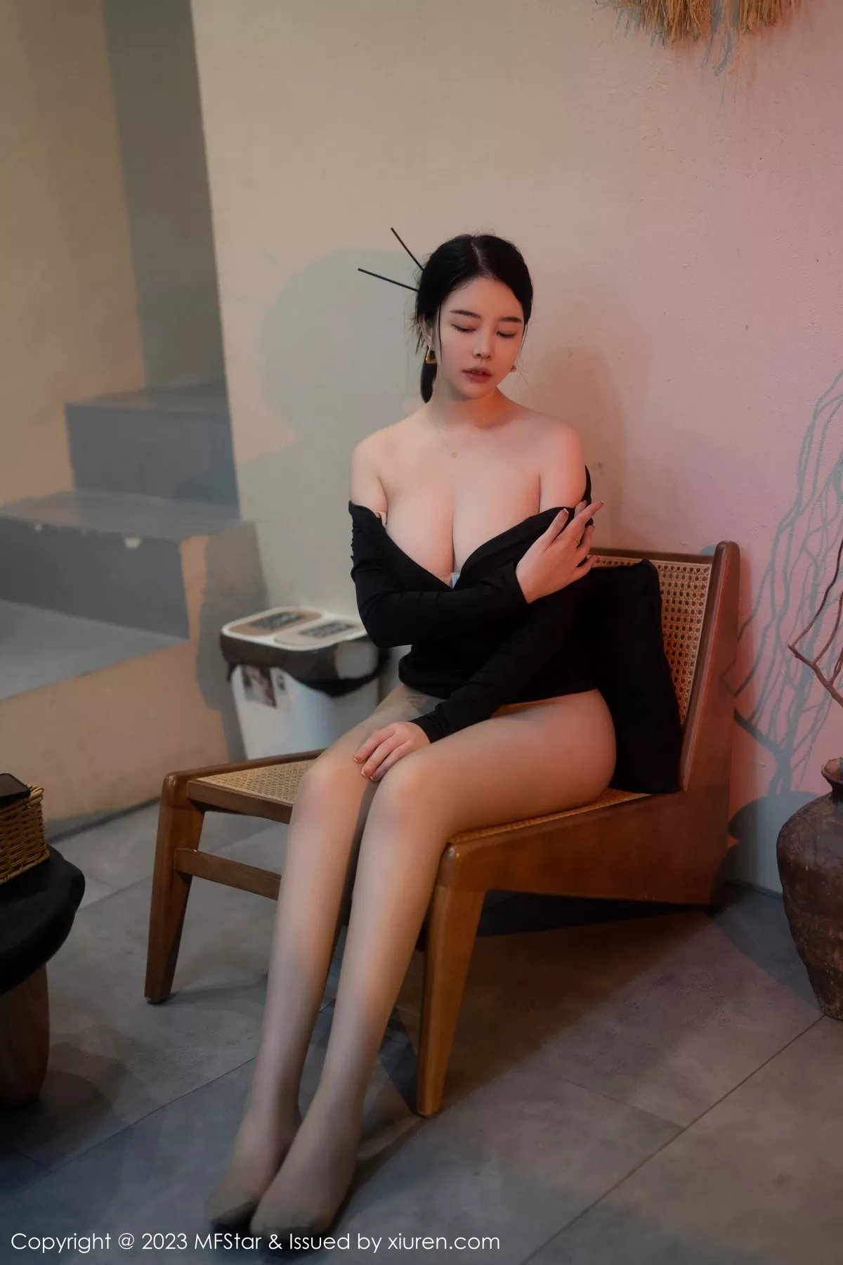 秀人集.com_[MFStar模范学院]Vol.596_模特樱桃小犊子性感黑色低胸服配超薄黑丝秀丰腴身姿诱惑写真58P