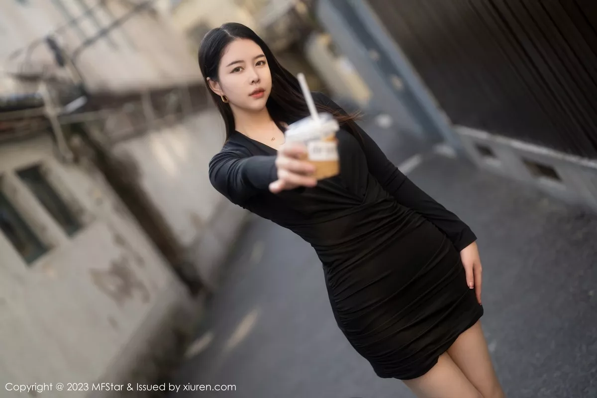 秀人集.com_[MFStar模范学院]Vol.596_模特樱桃小犊子性感黑色低胸服配超薄黑丝秀丰腴身姿诱惑写真58P