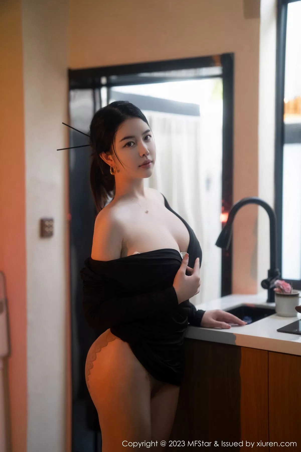 秀人集.com_[MFStar模范学院]Vol.596_模特樱桃小犊子性感黑色低胸服配超薄黑丝秀丰腴身姿诱惑写真58P