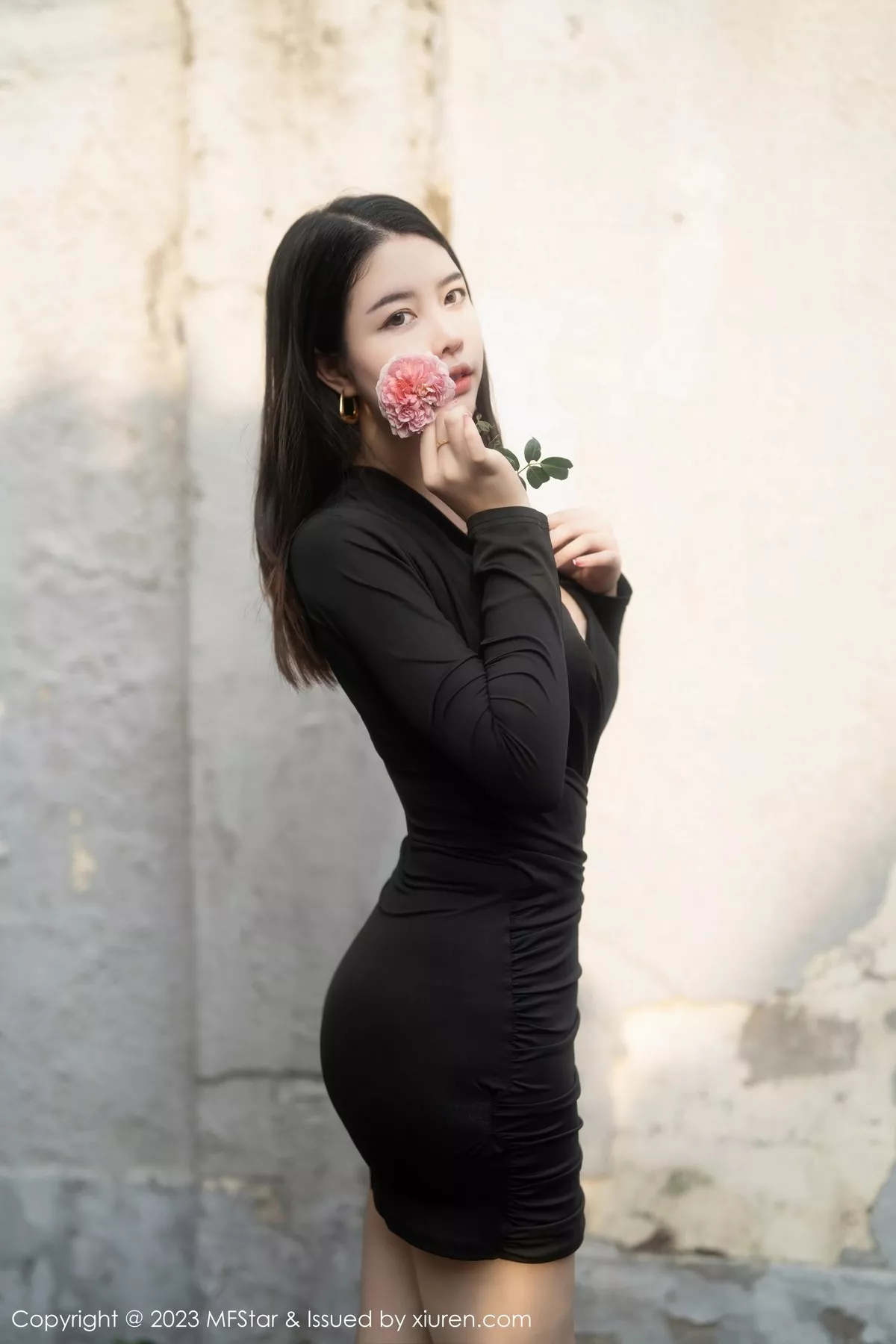 秀人集.com_[MFStar模范学院]Vol.596_模特樱桃小犊子性感黑色低胸服配超薄黑丝秀丰腴身姿诱惑写真58P