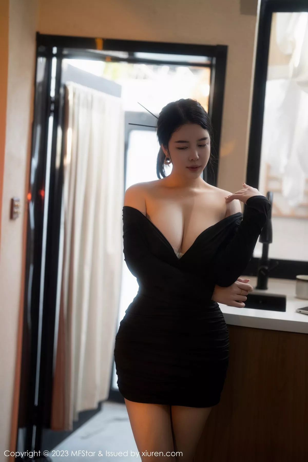 秀人集.com_[MFStar模范学院]Vol.596_模特樱桃小犊子性感黑色低胸服配超薄黑丝秀丰腴身姿诱惑写真58P