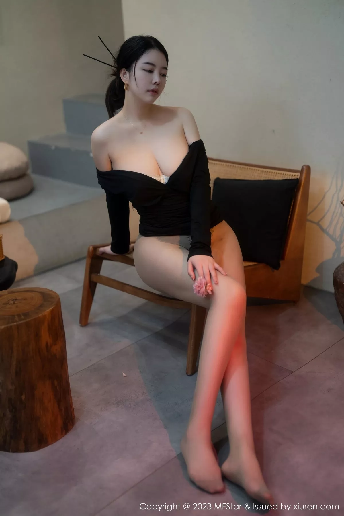 秀人集.com_[MFStar模范学院]Vol.596_模特樱桃小犊子性感黑色低胸服配超薄黑丝秀丰腴身姿诱惑写真58P