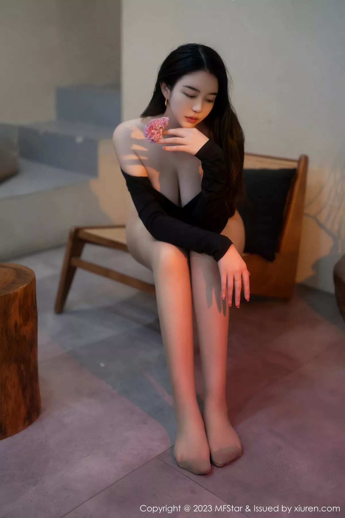 秀人集.com_[MFStar模范学院]Vol.596_模特樱桃小犊子性感黑色低胸服配超薄黑丝秀丰腴身姿诱惑写真58P