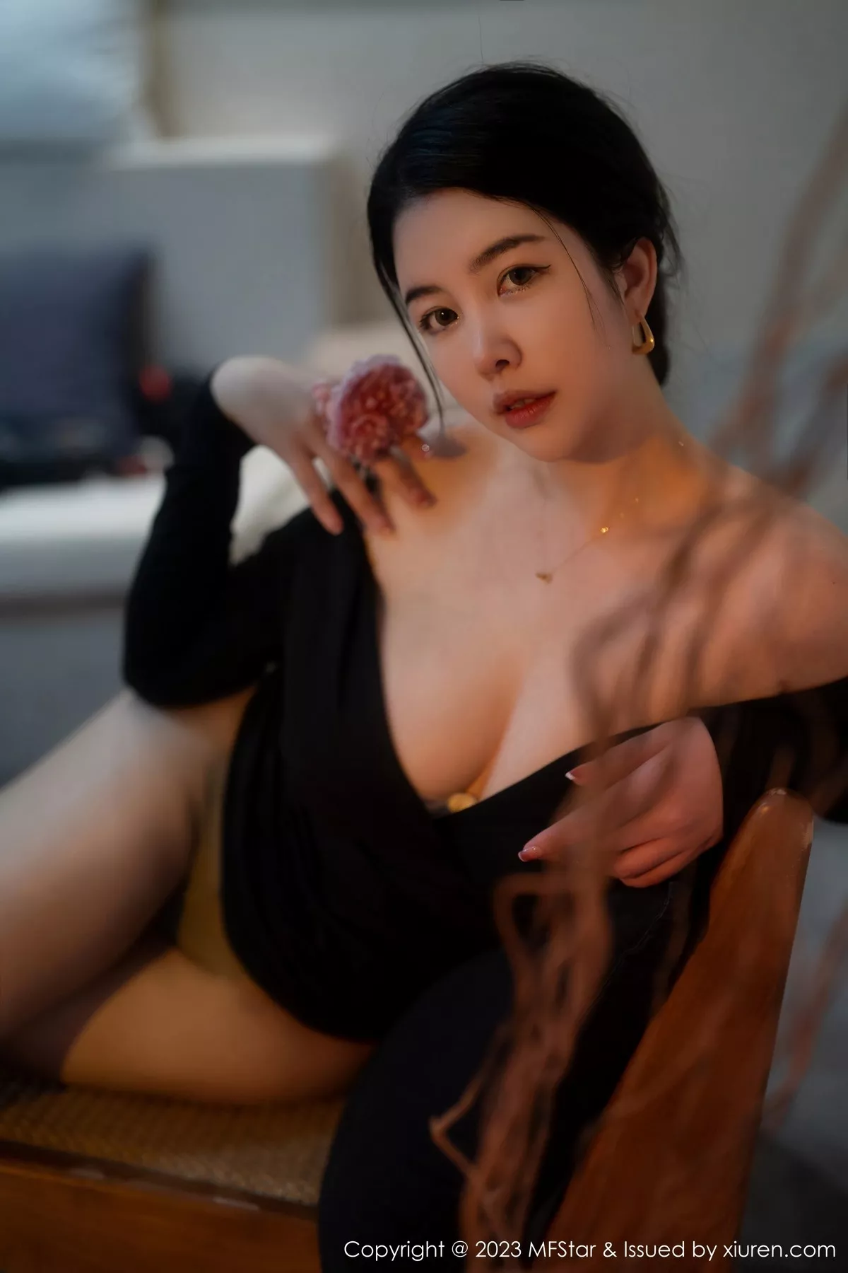 秀人集.com_[MFStar模范学院]Vol.596_模特樱桃小犊子性感黑色低胸服配超薄黑丝秀丰腴身姿诱惑写真58P