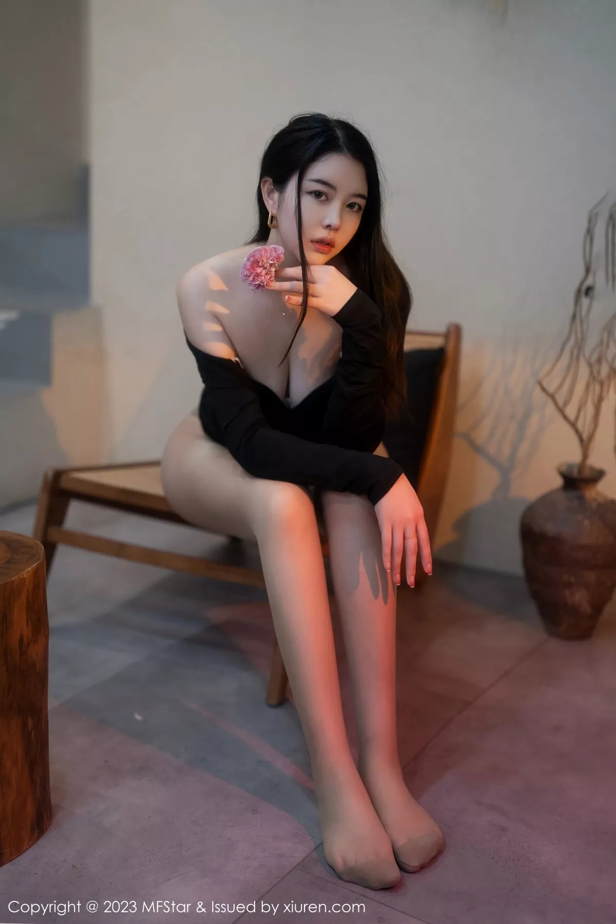 秀人集.com_[MFStar模范学院]Vol.596_模特樱桃小犊子性感黑色低胸服配超薄黑丝秀丰腴身姿诱惑写真58P