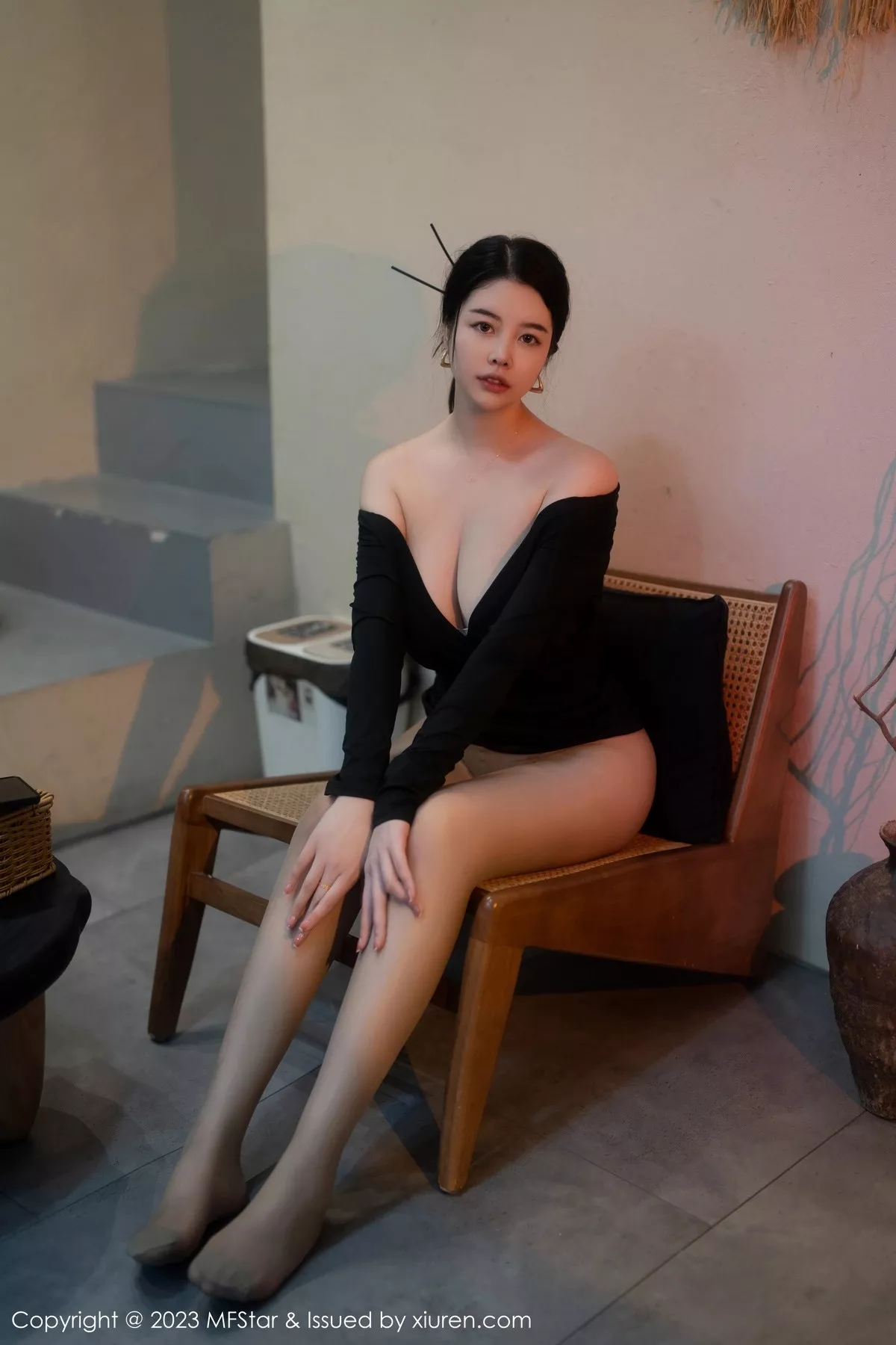 秀人集.com_[MFStar模范学院]Vol.596_模特樱桃小犊子性感黑色低胸服配超薄黑丝秀丰腴身姿诱惑写真58P