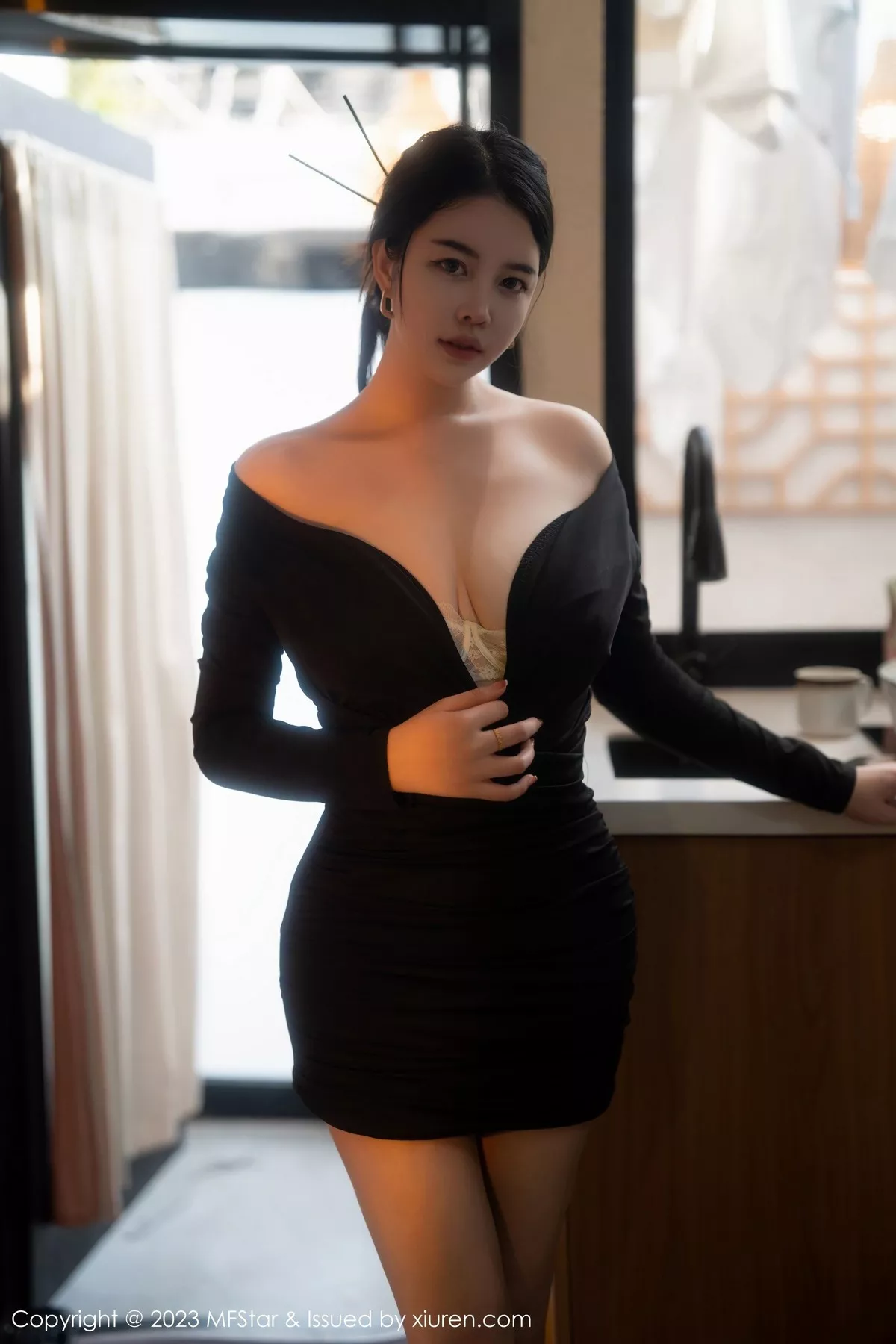 秀人集.com_[MFStar模范学院]Vol.596_模特樱桃小犊子性感黑色低胸服配超薄黑丝秀丰腴身姿诱惑写真58P