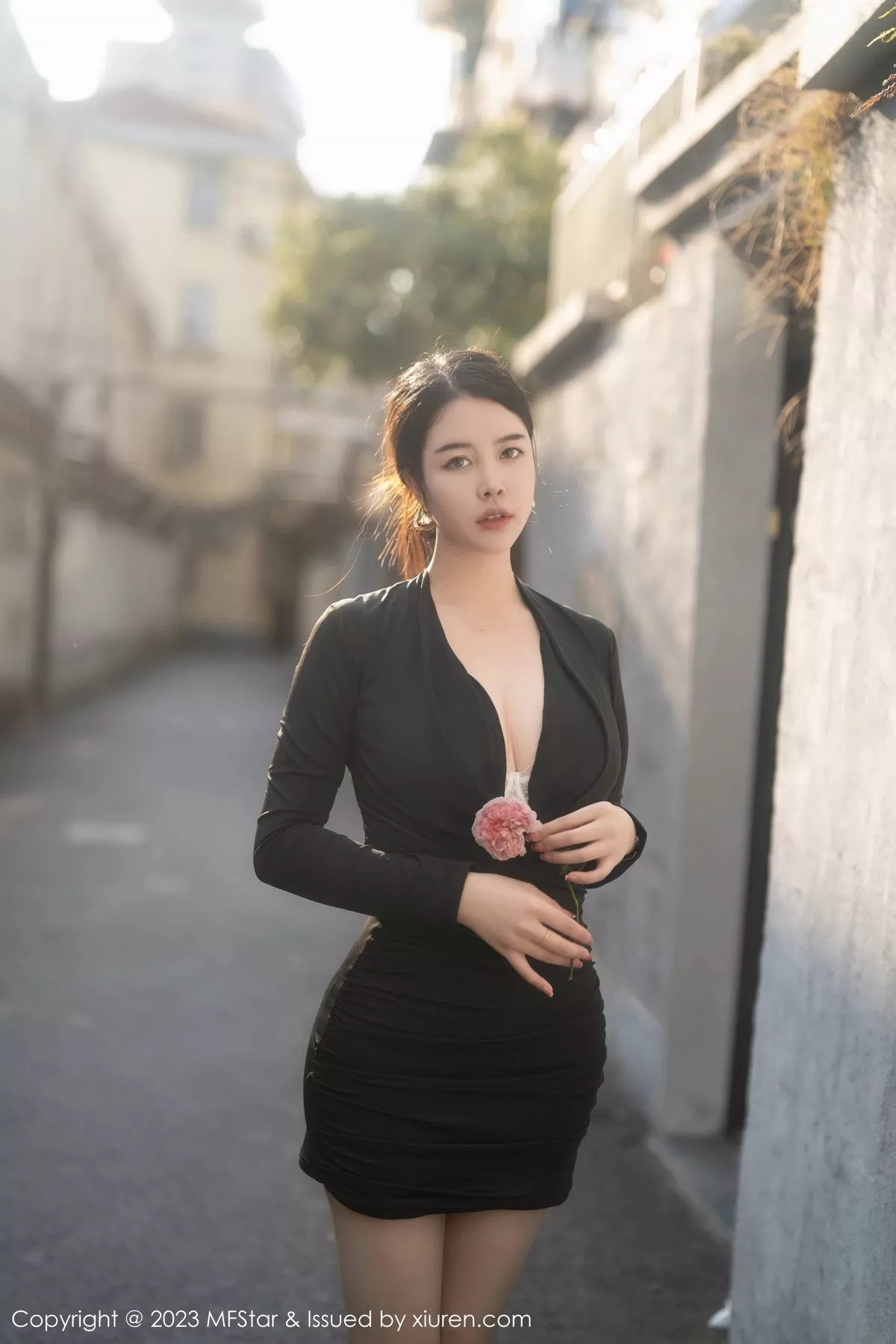 秀人集.com_[MFStar模范学院]Vol.596_模特樱桃小犊子性感黑色低胸服配超薄黑丝秀丰腴身姿诱惑写真58P