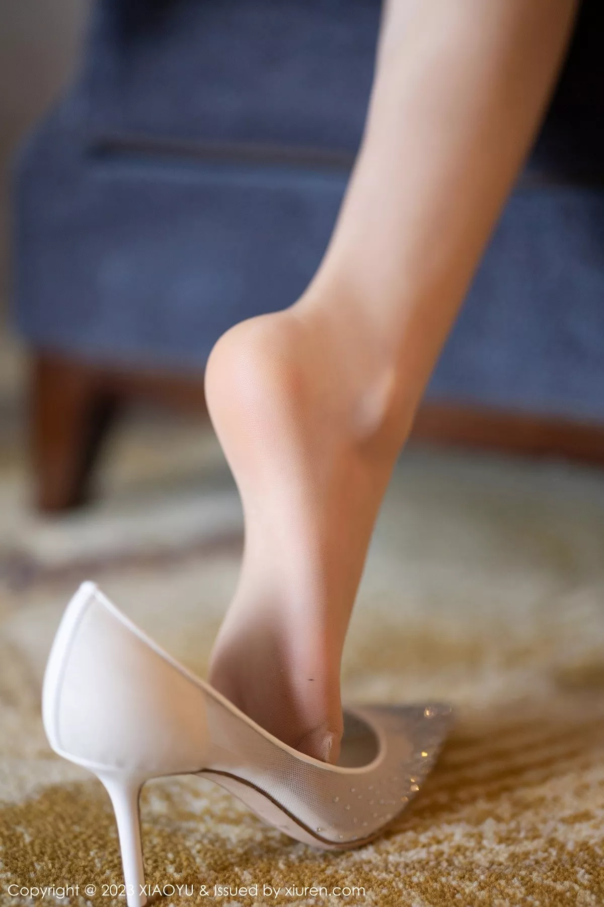 秀人集.com_[XiaoYu画语界]Vol.991_模特77qiqi半脱蓝灰色露肩长裙露性感内衣配黑丝吊袜诱惑写真72P