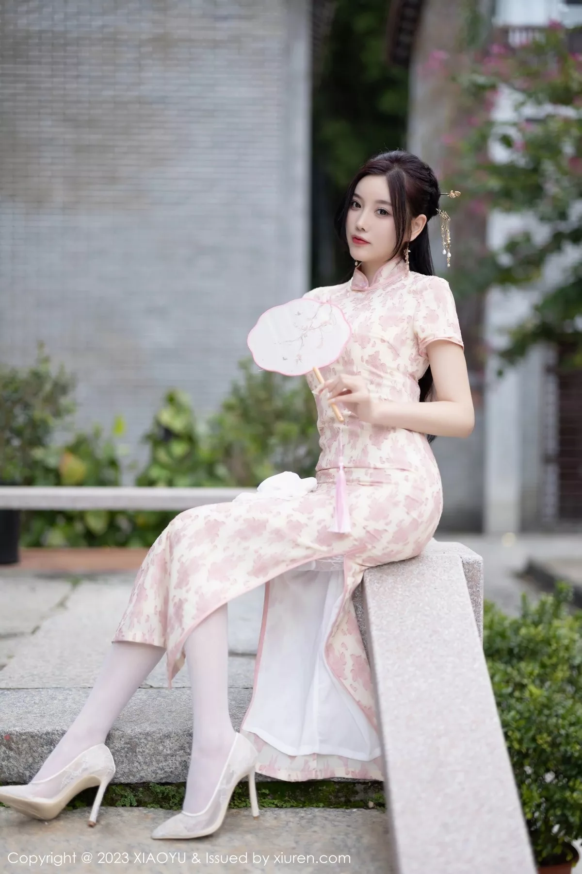 秀人集.com_[XiaoYu画语界]Vol.993_女神杨晨晨Yome脱浅色旗袍露白色蕾丝内衣配白丝吊袜诱惑写真90P