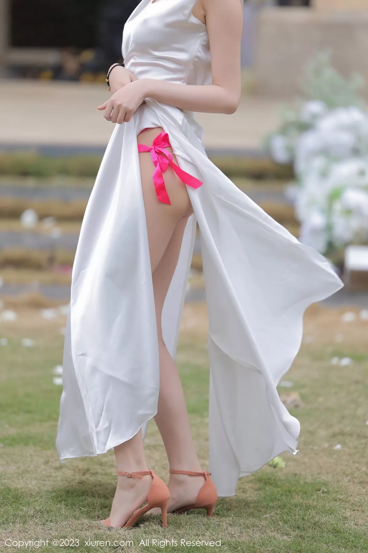 秀人集.com_[XiuRen秀人网]No.6466_模特玥儿玥er性感白色长礼裙真空半脱秀惹火身材撩人诱惑写真57P