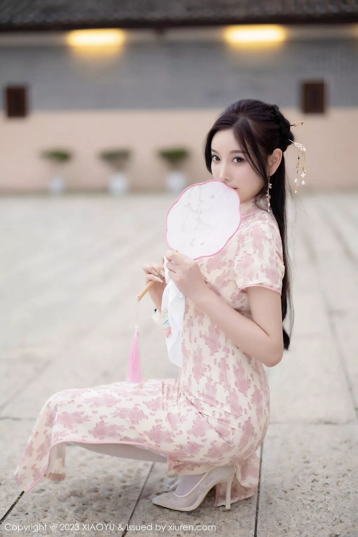 秀人集.com_[XiaoYu画语界]Vol.993_女神杨晨晨Yome脱浅色旗袍露白色蕾丝内衣配白丝吊袜诱惑写真90P