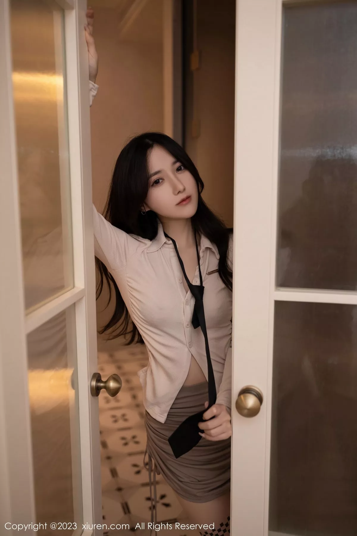 秀人集.com_[XiuRen秀人网]No.6472_模特鱼子酱Fish性感米色上衣配灰色短裙露蕾丝内衣迷人诱惑写真81P