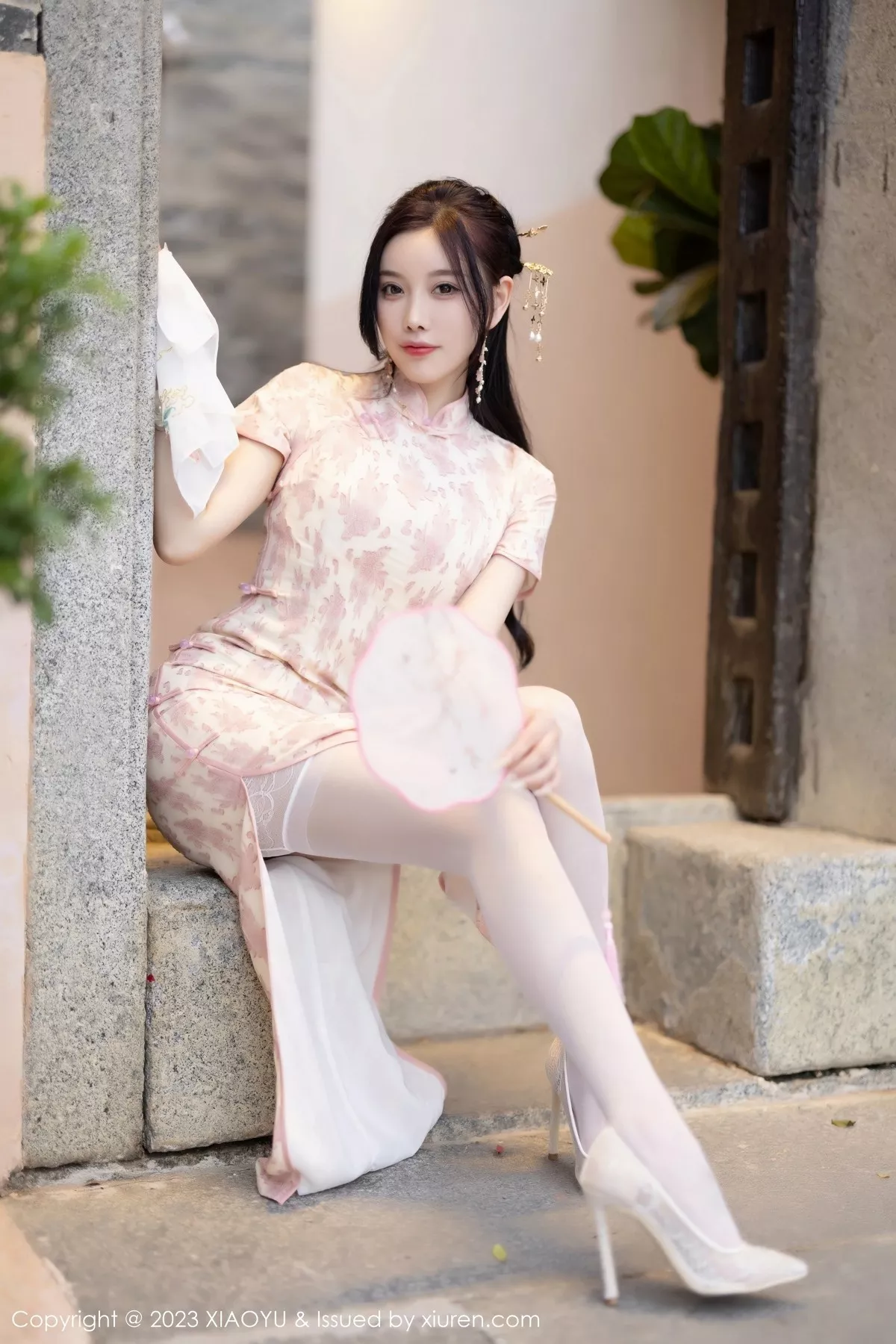 秀人集.com_[XiaoYu画语界]Vol.993_女神杨晨晨Yome脱浅色旗袍露白色蕾丝内衣配白丝吊袜诱惑写真90P