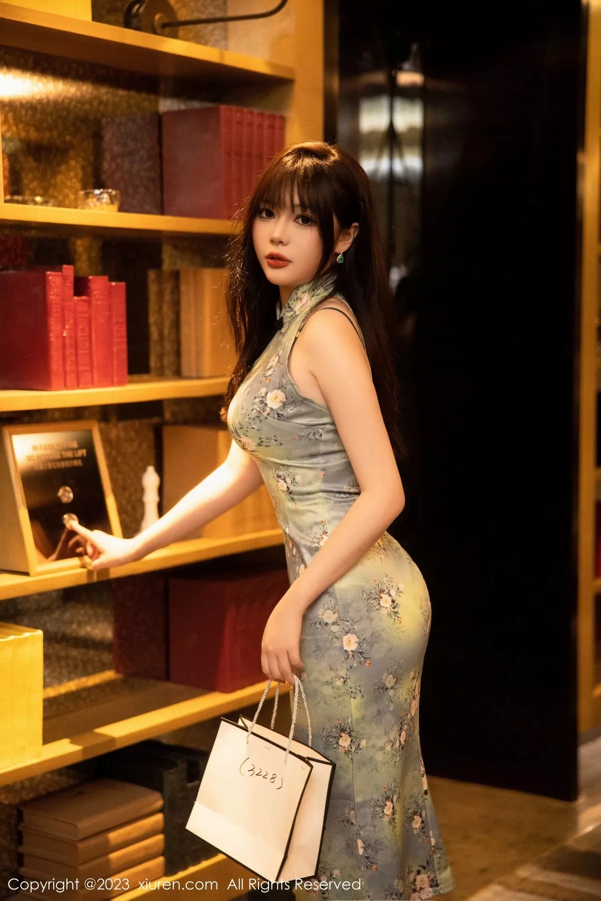 秀人集.com_[XiuRen秀人网]No.6464_模特Arude薇薇绿灰色旗袍露黑色蕾丝内衣秀曼妙身姿诱惑写真69P