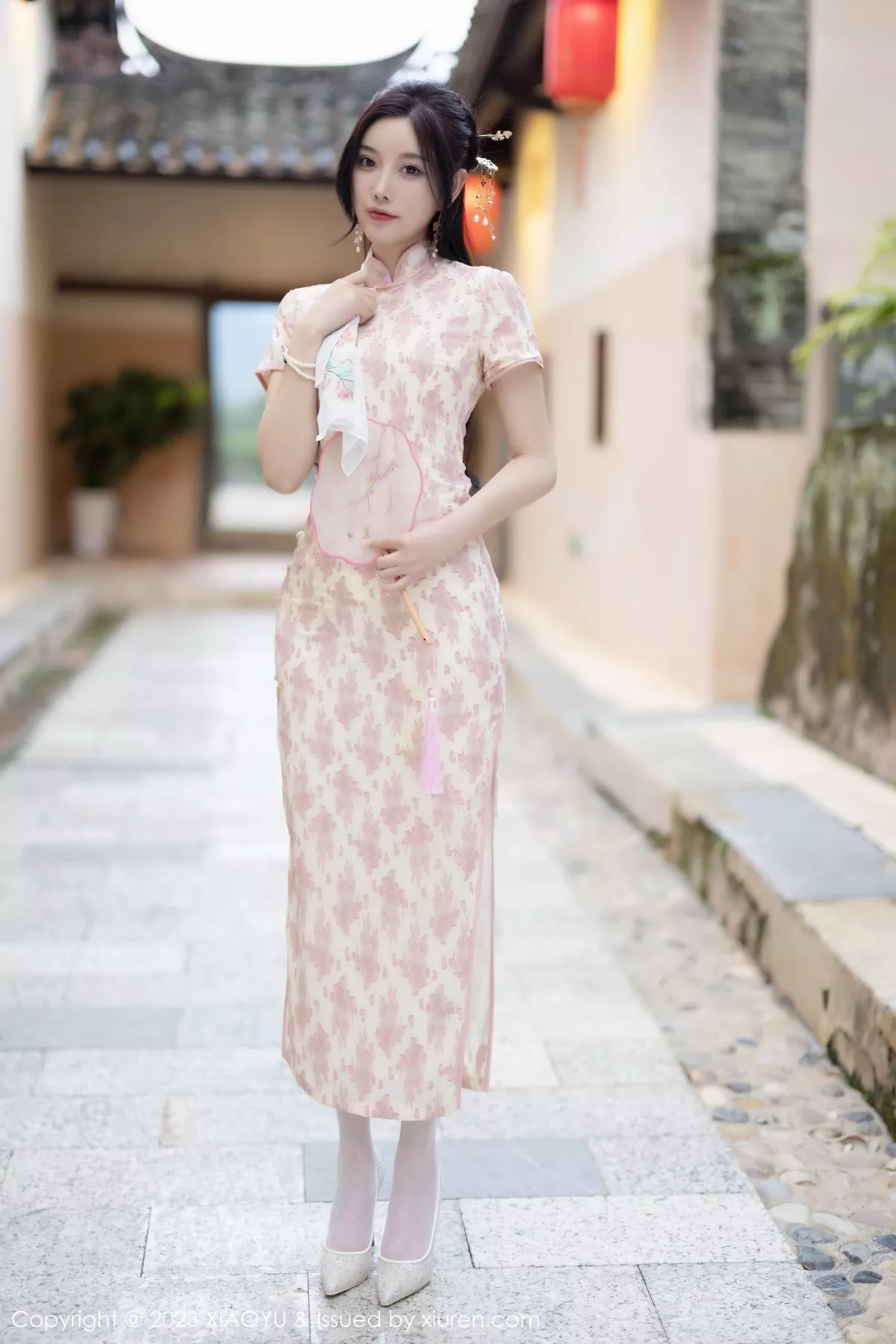 秀人集.com_[XiaoYu画语界]Vol.993_女神杨晨晨Yome脱浅色旗袍露白色蕾丝内衣配白丝吊袜诱惑写真90P