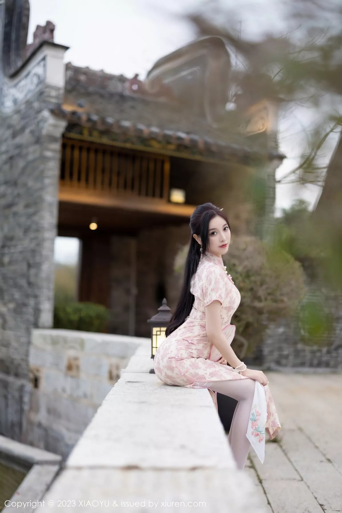 秀人集.com_[XiaoYu画语界]Vol.993_女神杨晨晨Yome脱浅色旗袍露白色蕾丝内衣配白丝吊袜诱惑写真90P