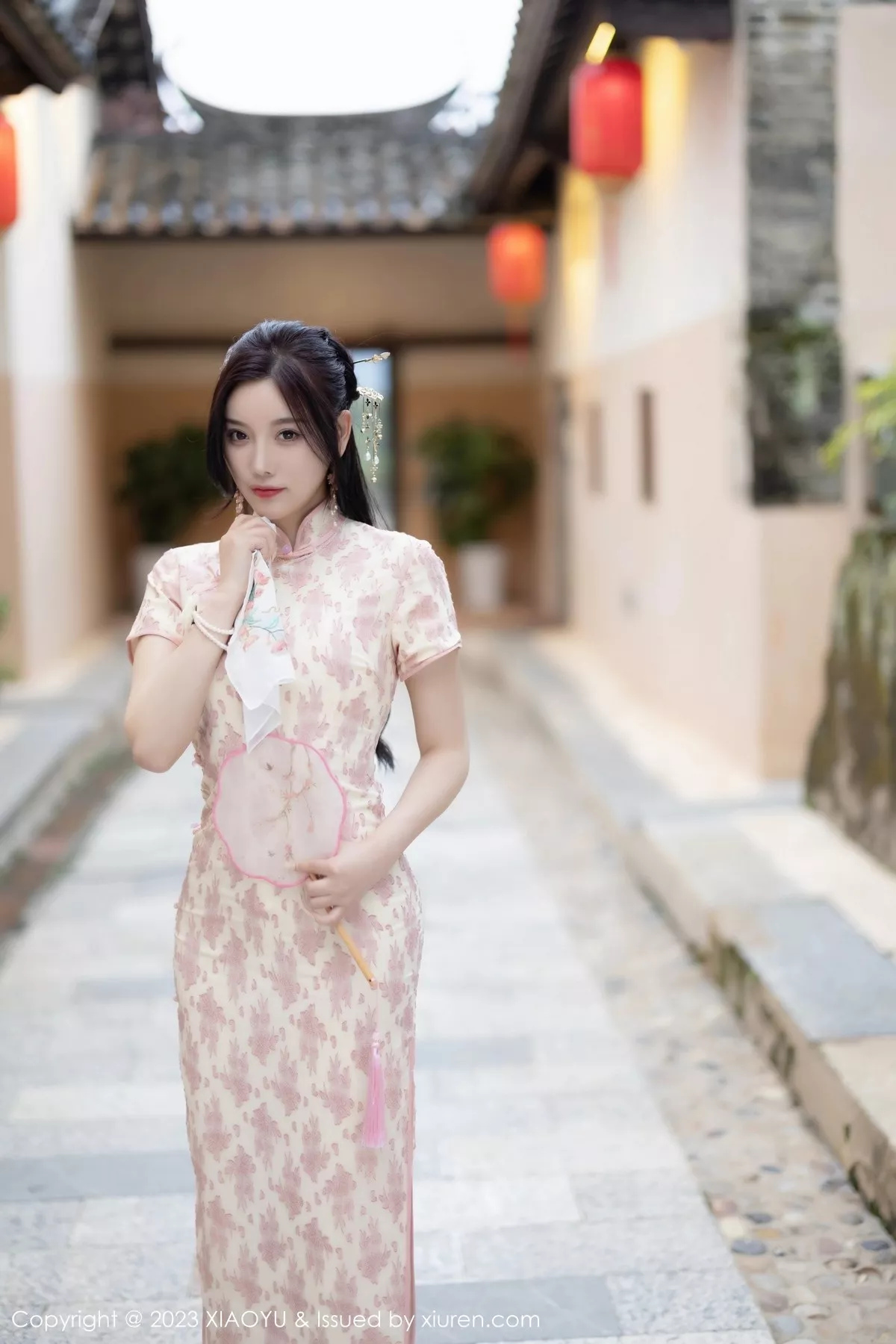 秀人集.com_[XiaoYu画语界]Vol.993_女神杨晨晨Yome脱浅色旗袍露白色蕾丝内衣配白丝吊袜诱惑写真90P