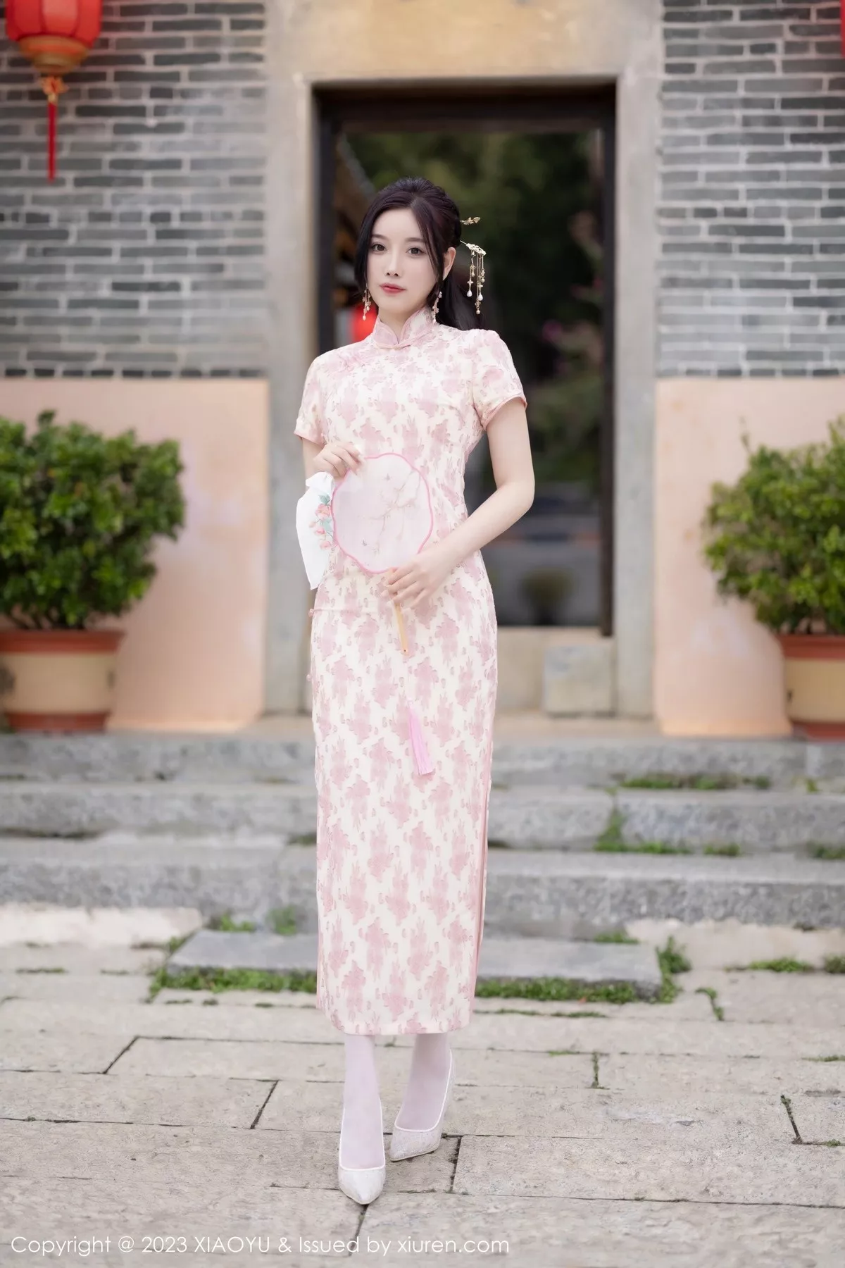 秀人集.com_[XiaoYu画语界]Vol.993_女神杨晨晨Yome脱浅色旗袍露白色蕾丝内衣配白丝吊袜诱惑写真90P