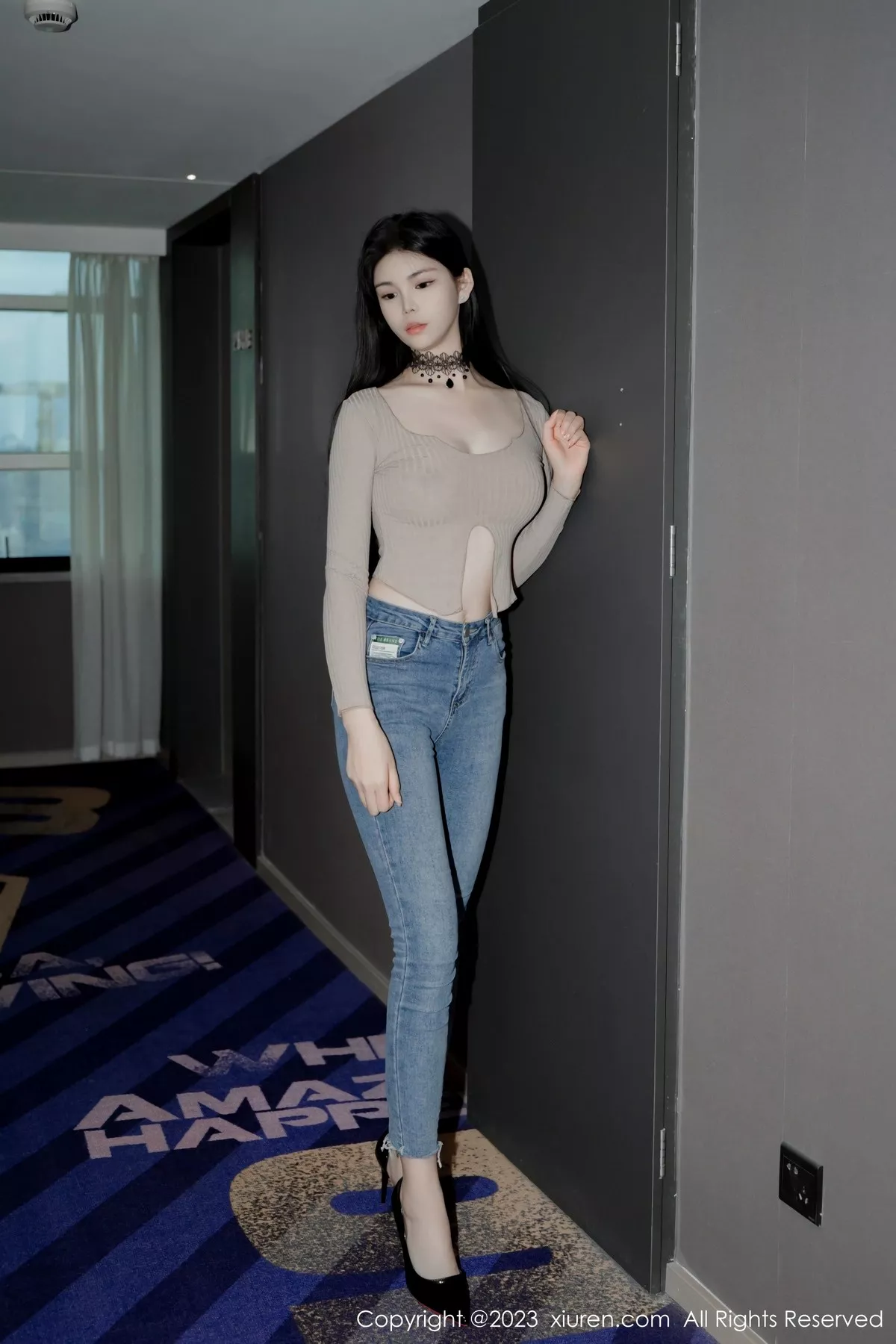 秀人集.com_[XiuRen秀人网]No.6636_模特雪糕CiCi性感浅色衣配牛仔裤半脱露丁字裤秀翘臀诱惑写真51P