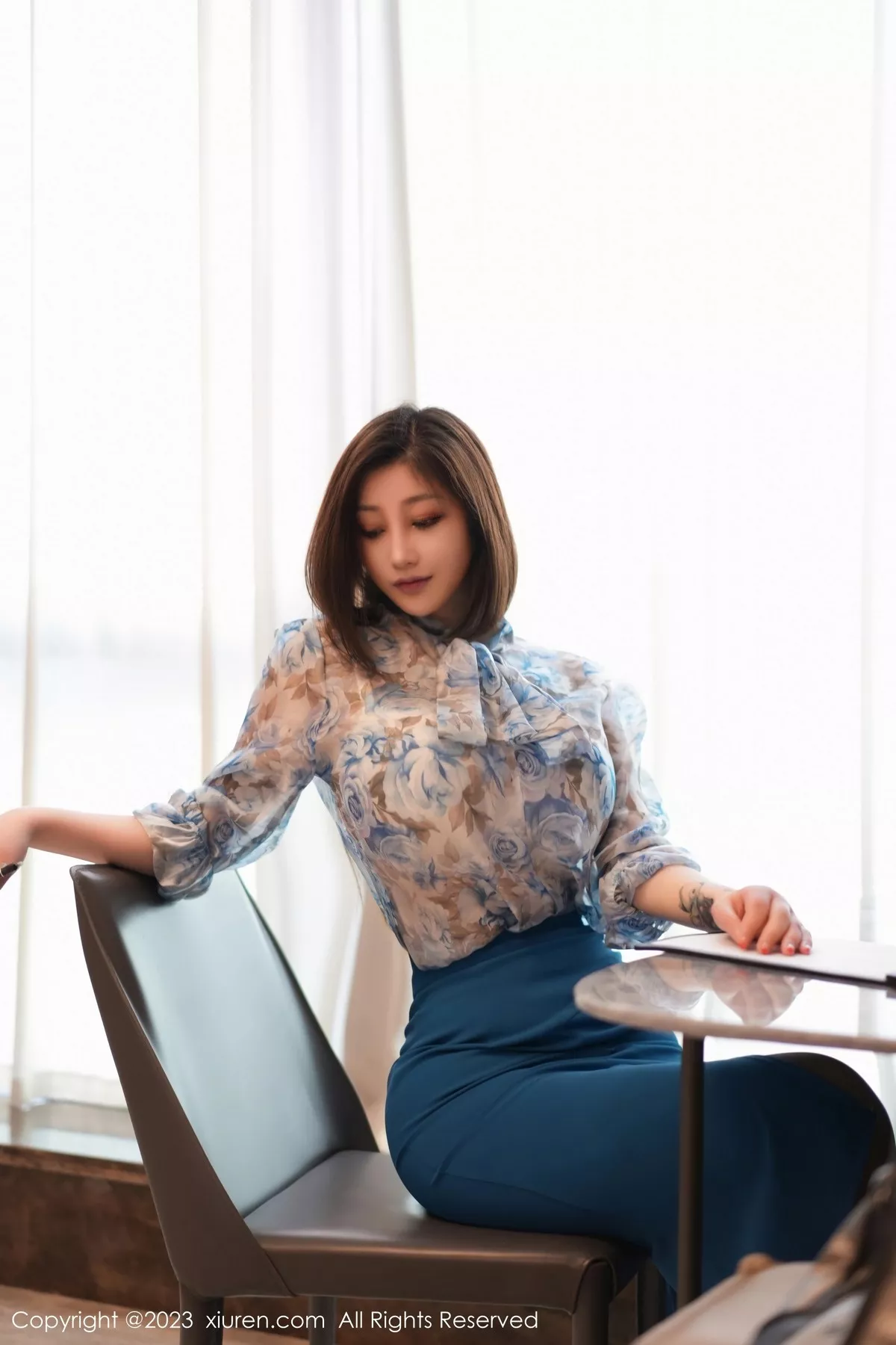 秀人集.com_[XiuRen秀人网]No.6657_女神妲己_Toxic浅花色衣配蓝短裙露白色内衣配超薄黑丝诱惑写真86P