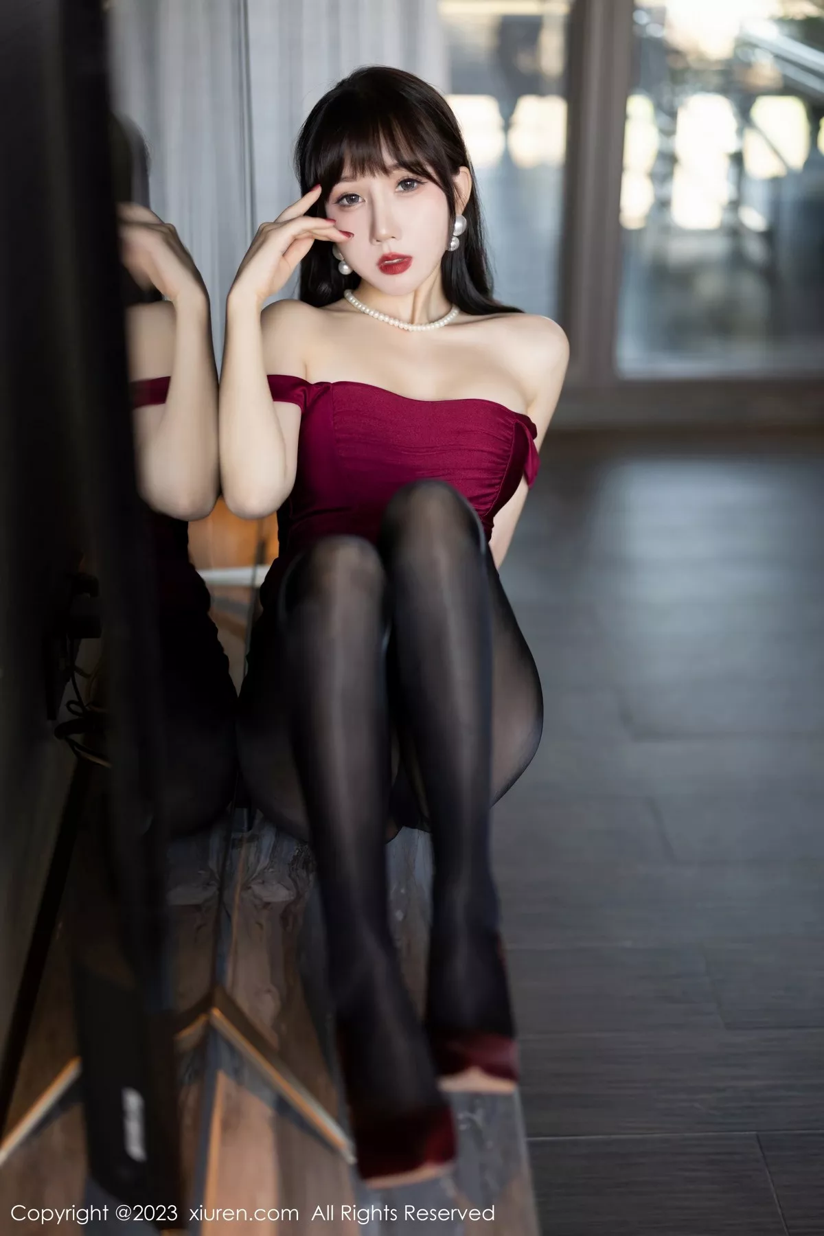 秀人集.com_[XiuRen秀人网]No.6670_模特波巧酱性感红色背带裙露黑色蕾丝内衣配闪亮黑丝诱惑写真81P