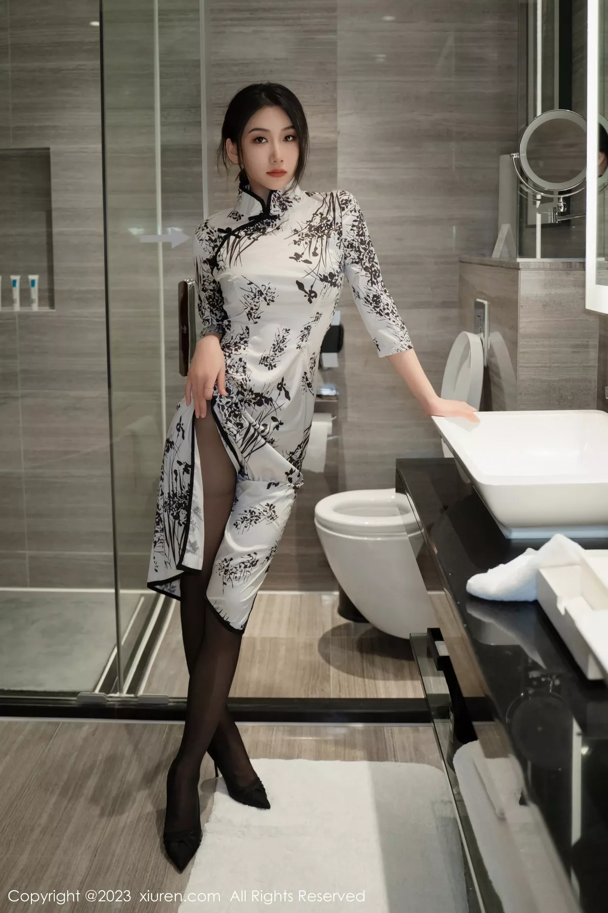 秀人集.com_[XiuRen秀人网]No.6668_模特李佳芮cherie水墨图案旗袍露黑色内衣配开档黑丝诱惑写真65P