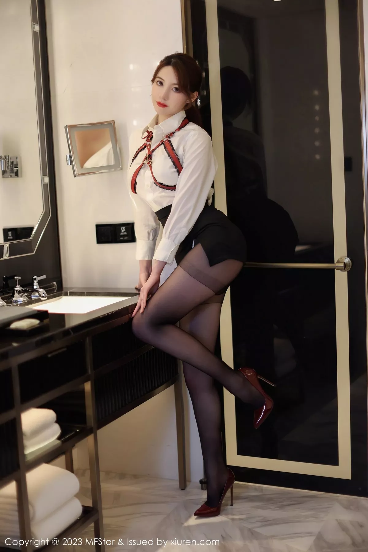 秀人集.com_[MFStar模范学院]Vol.615_模特yoo优优性感白T配黑色短裙露超薄黑丝秀美腿诱惑写真50P