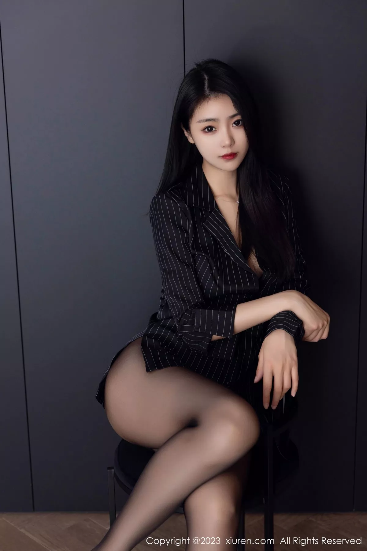 秀人集.com_[XiuRen秀人网]No.6677_模特可乐Vicky性感黑色条纹上衣配超薄黑丝秀修长美腿迷人写真77P