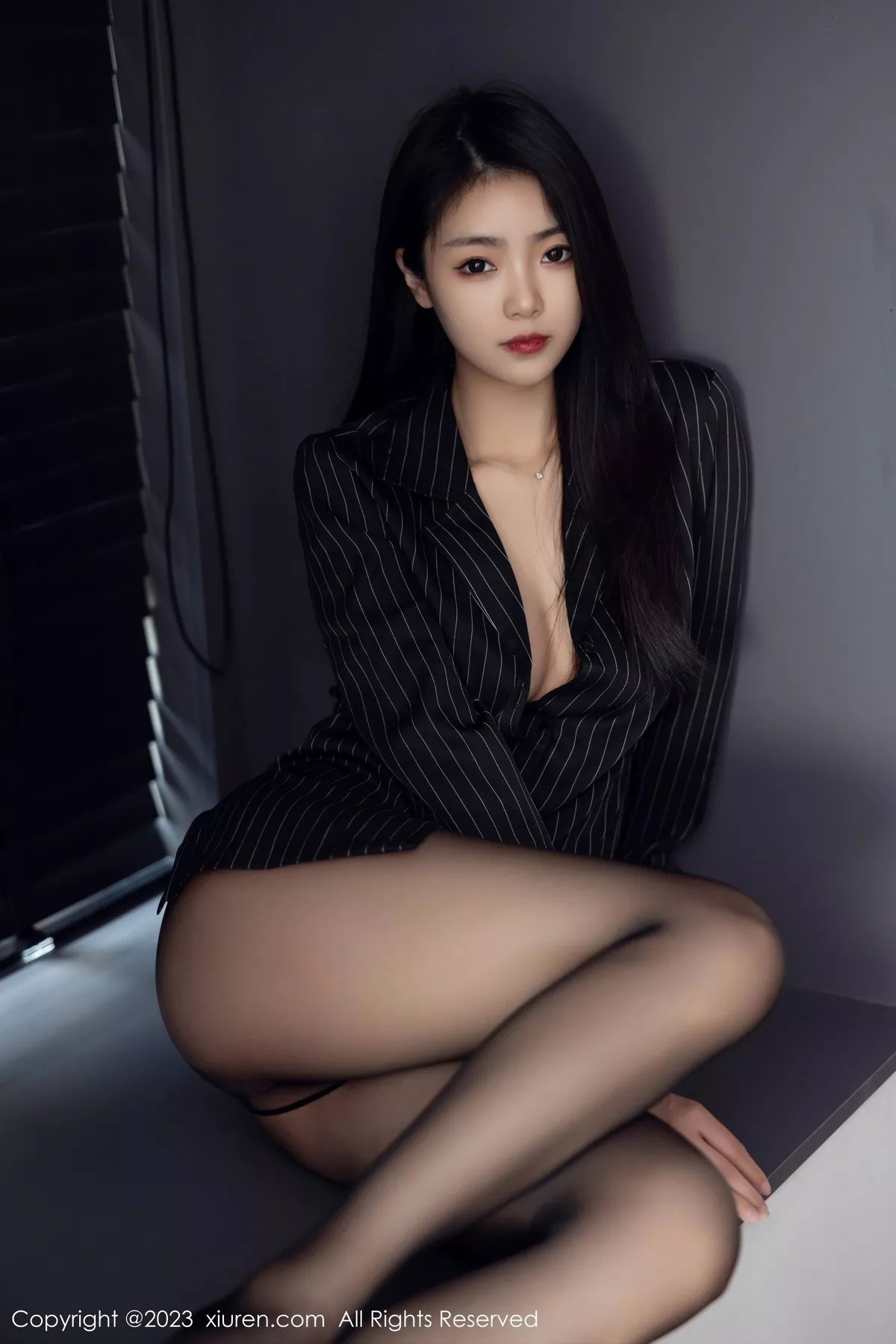 秀人集.com_[XiuRen秀人网]No.6677_模特可乐Vicky性感黑色条纹上衣配超薄黑丝秀修长美腿迷人写真77P