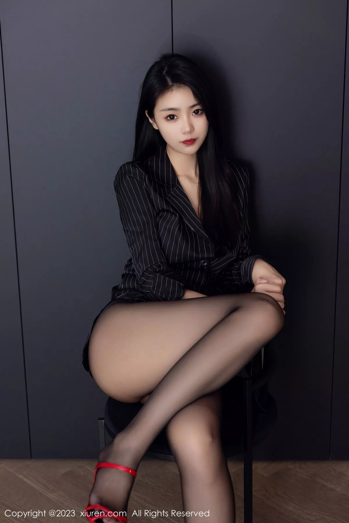 秀人集.com_[XiuRen秀人网]No.6677_模特可乐Vicky性感黑色条纹上衣配超薄黑丝秀修长美腿迷人写真77P