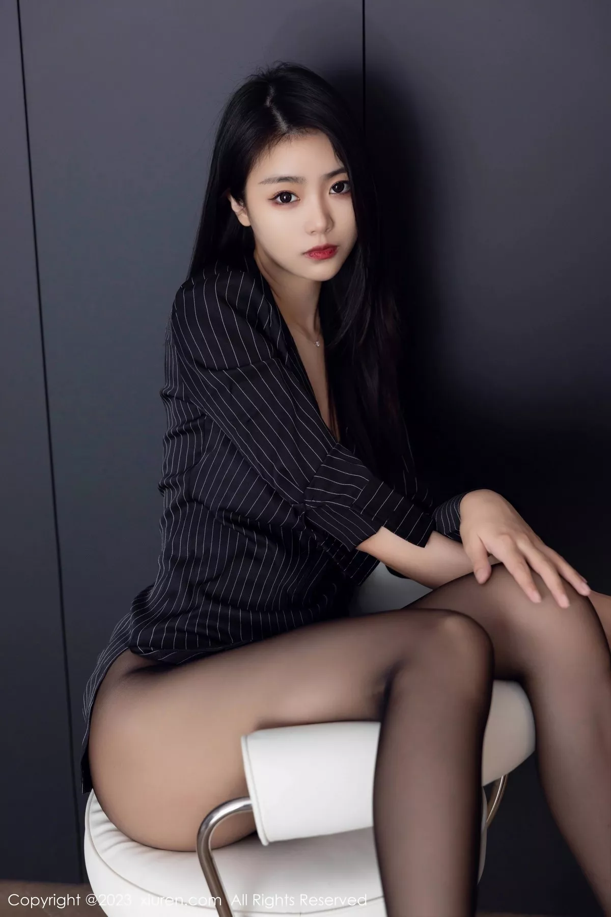 秀人集.com_[XiuRen秀人网]No.6677_模特可乐Vicky性感黑色条纹上衣配超薄黑丝秀修长美腿迷人写真77P