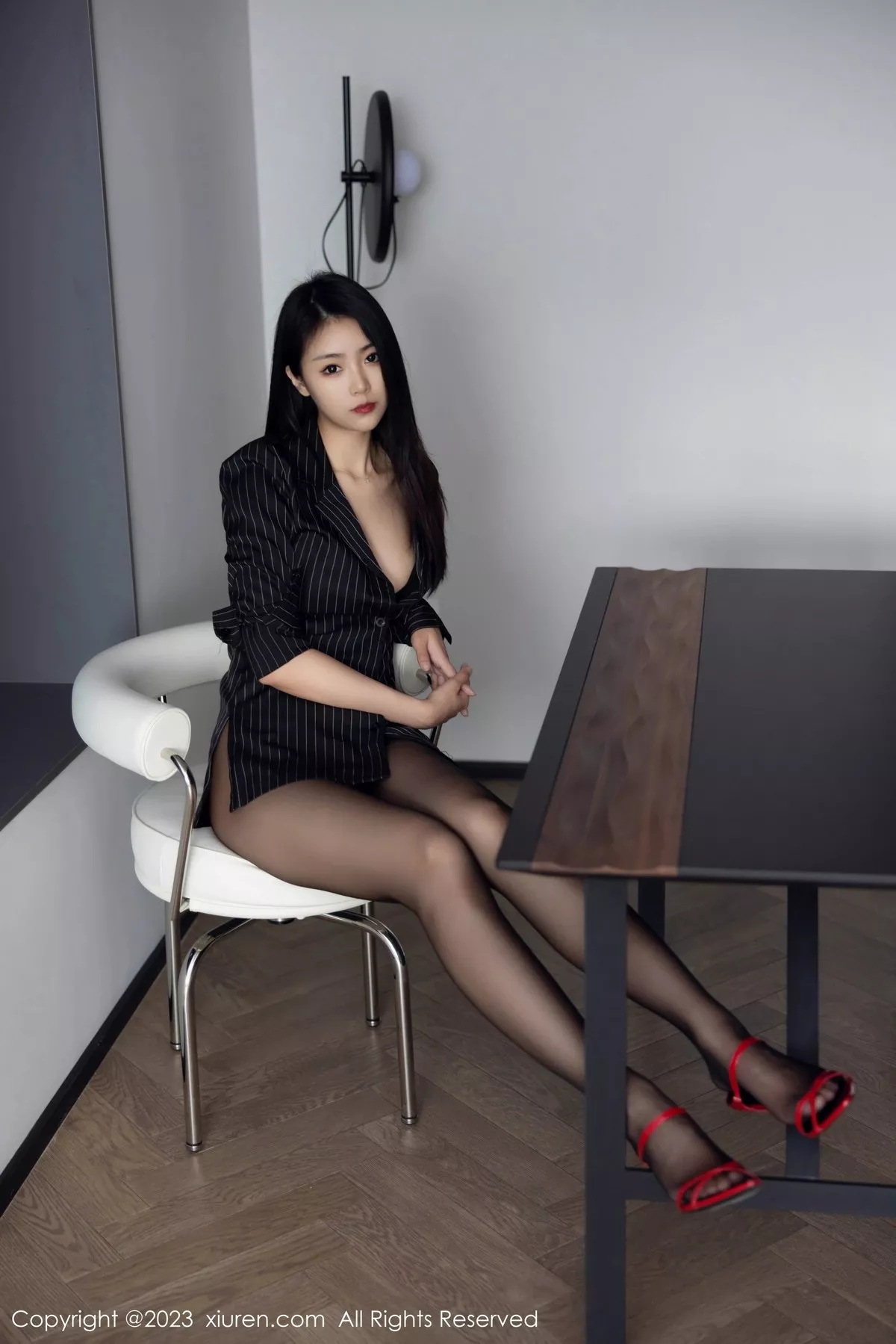 秀人集.com_[XiuRen秀人网]No.6677_模特可乐Vicky性感黑色条纹上衣配超薄黑丝秀修长美腿迷人写真77P