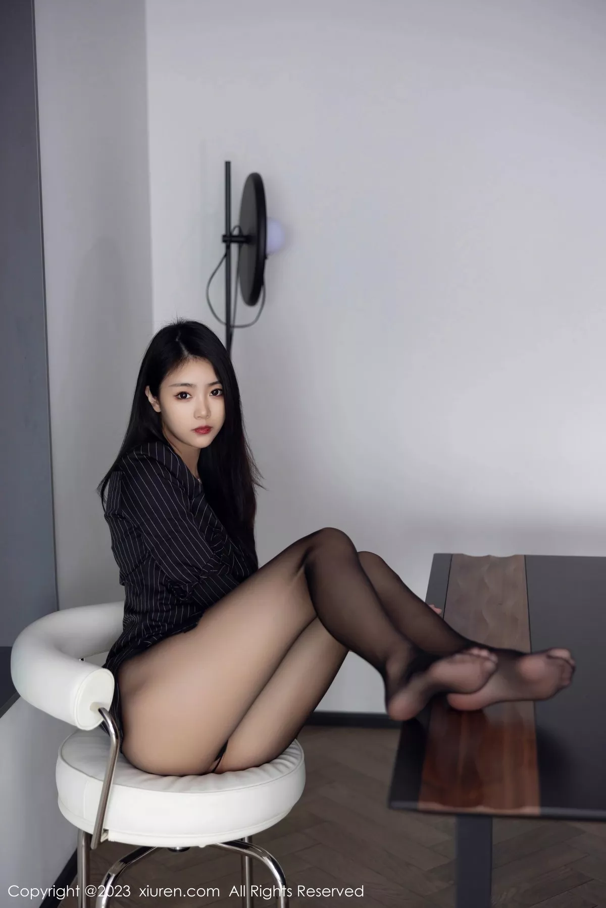 秀人集.com_[XiuRen秀人网]No.6677_模特可乐Vicky性感黑色条纹上衣配超薄黑丝秀修长美腿迷人写真77P