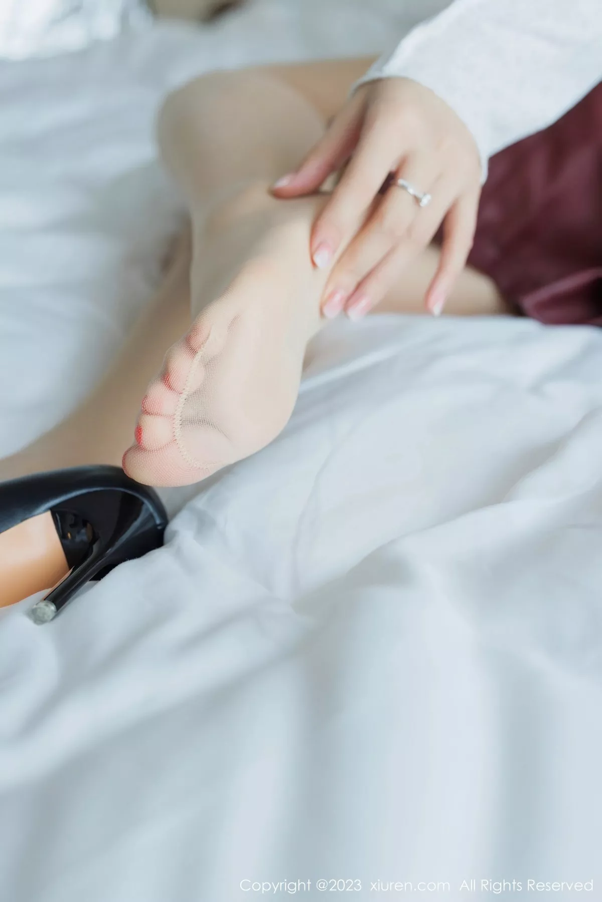 秀人集.com_[XiuRen秀人网]No.6693_模特杨可可coco白色上衣配暗红短裙露原色丝袜秀美腿诱惑写真63P