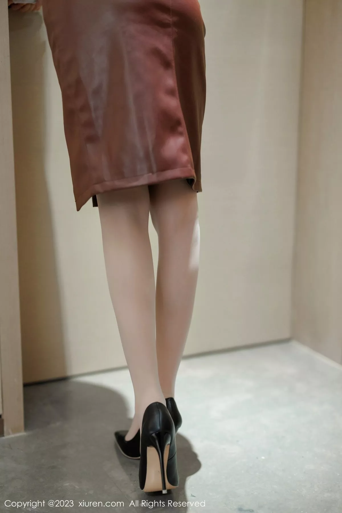 秀人集.com_[XiuRen秀人网]No.6693_模特杨可可coco白色上衣配暗红短裙露原色丝袜秀美腿诱惑写真63P