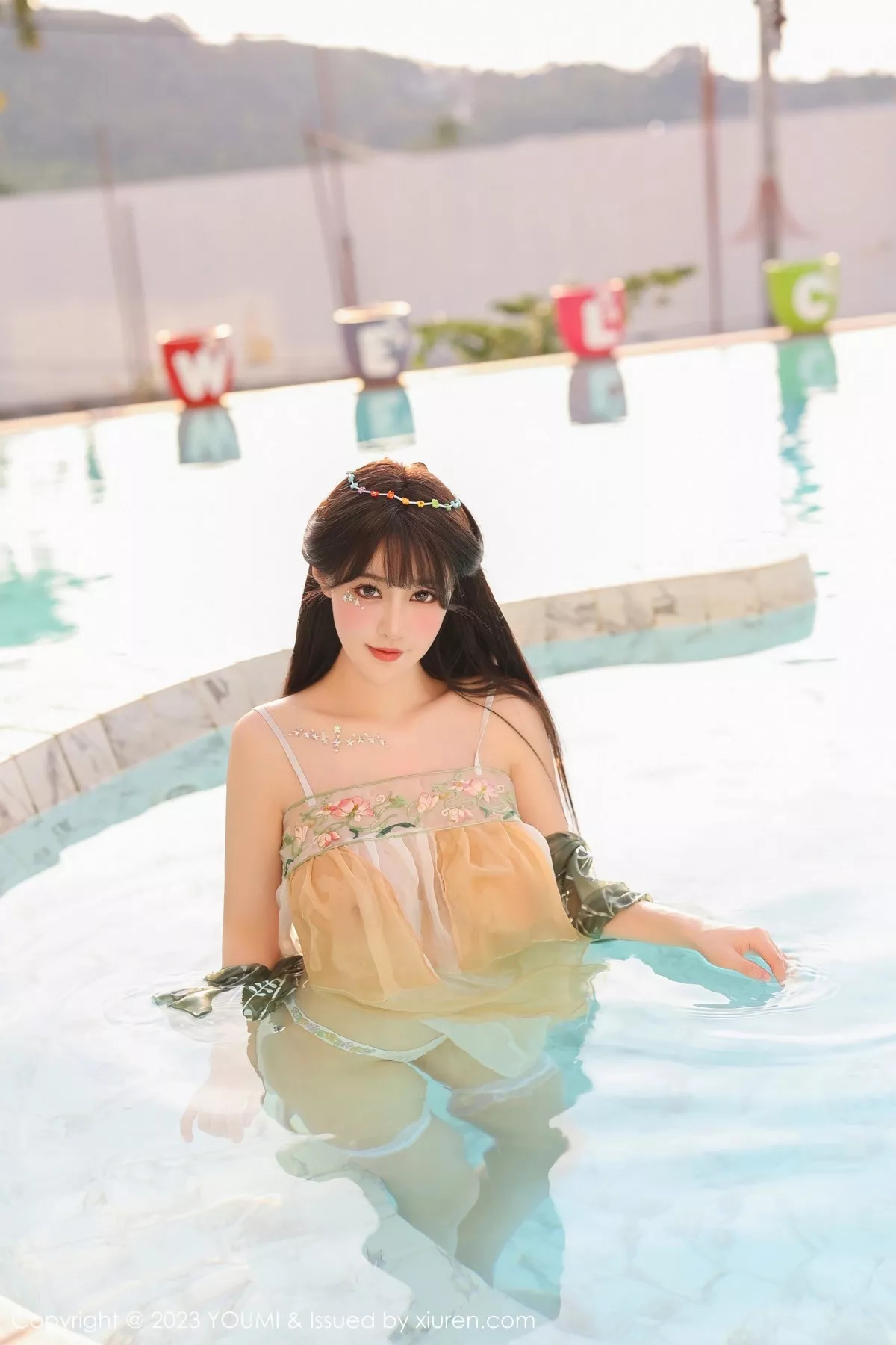 秀人集.com_[YouMi尤蜜荟]Vol.936_女神朱可儿Flora泳池边淡黄色轻透薄纱秀雪峰美臀极致诱惑写真84P