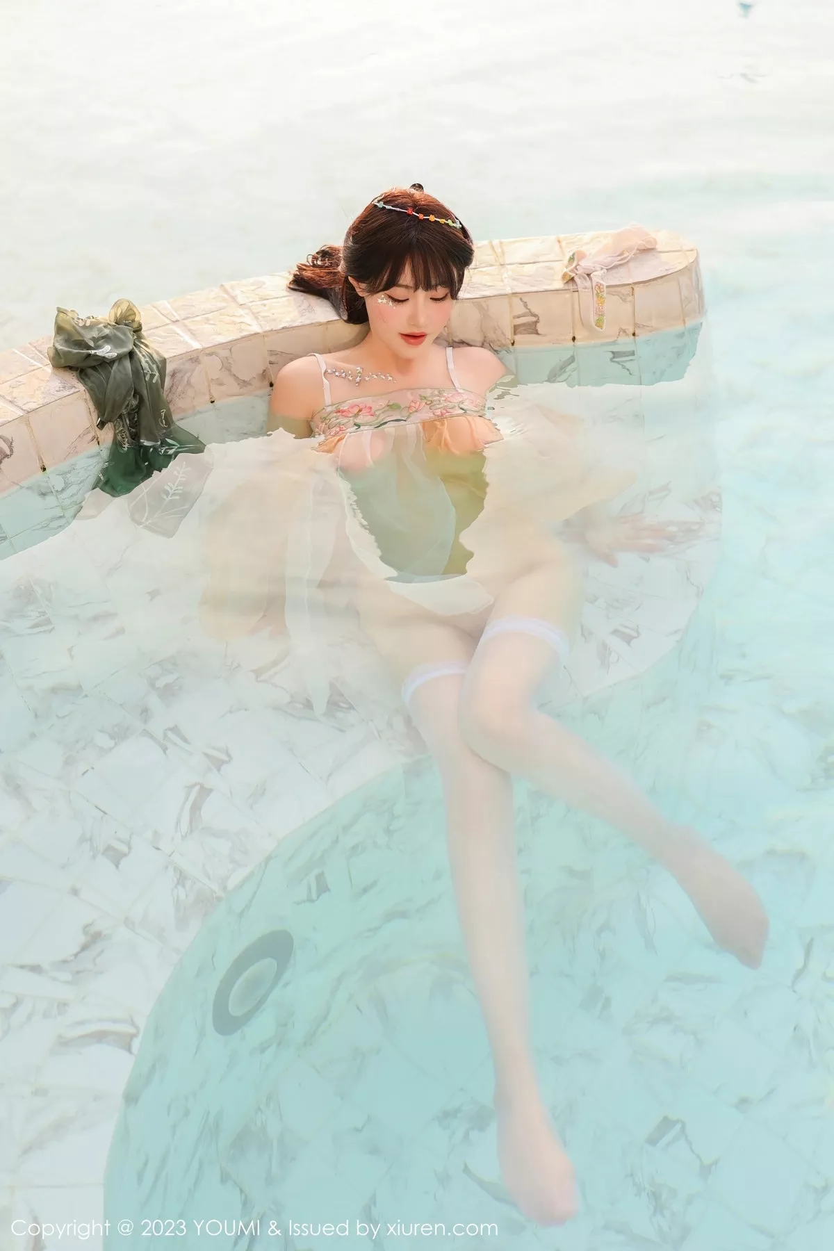 秀人集.com_[YouMi尤蜜荟]Vol.936_女神朱可儿Flora泳池边淡黄色轻透薄纱秀雪峰美臀极致诱惑写真84P