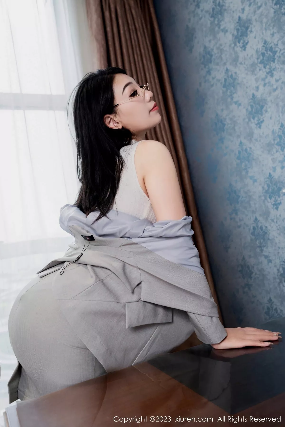 秀人集.com_[XiuRen秀人网]No.6742_模特小泡芙winna办公室OL制服露闪亮肉丝秀丰乳肥臀诱惑写真69P