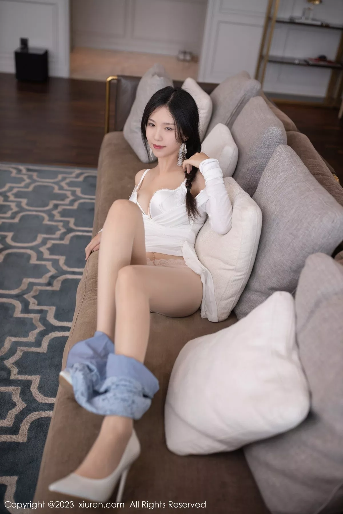 秀人集.com_[XiuRen秀人网]No.6754_模特利世性感白色服饰配蓝灰短裙露原色丝袜秀曼妙身材诱惑写真72P